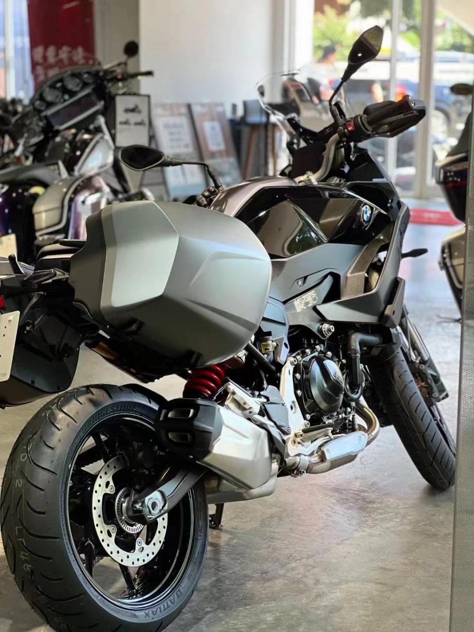 全新宝马摩托车f900xr车型介绍: 配备了排量为895cc的直列两缸发动机