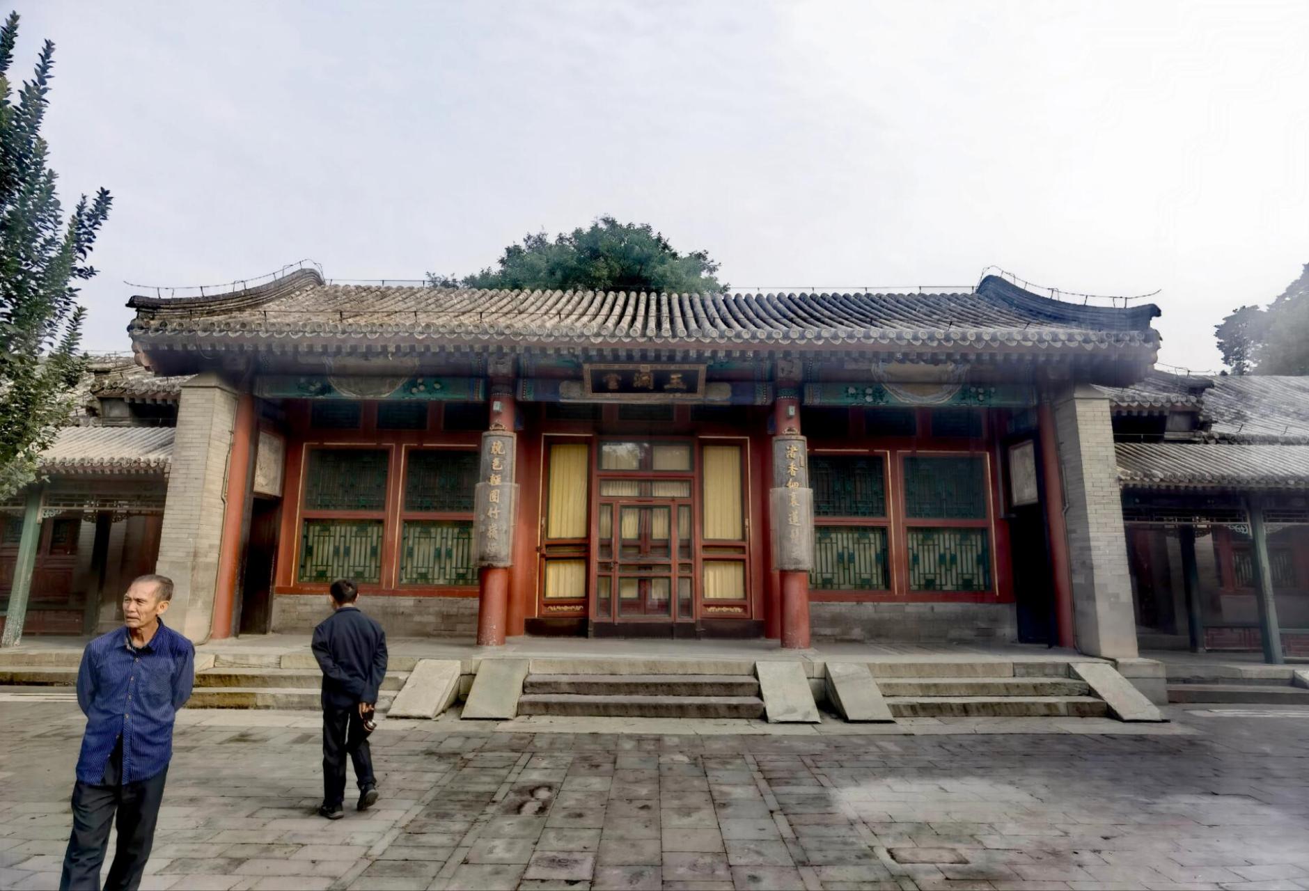 玉澜堂 玉澜堂是一座三合院式的建筑,正殿玉澜堂坐北朝南,东配殿霞芬