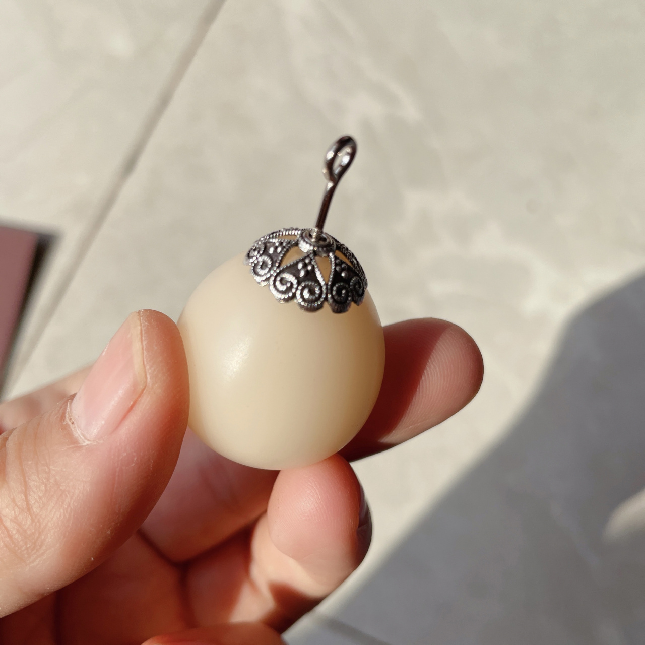 一颗菩提果的蜕变过程 佛心菩提的外壳非常坚硬 一般都用小型切割机