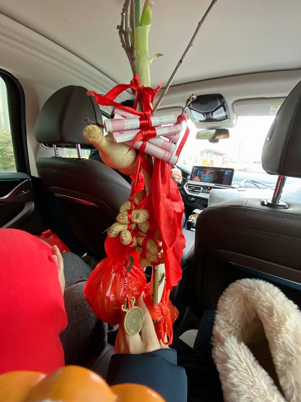 (图三四是我姥爷,是宝宝的太姥爷,在制作桃树枝)