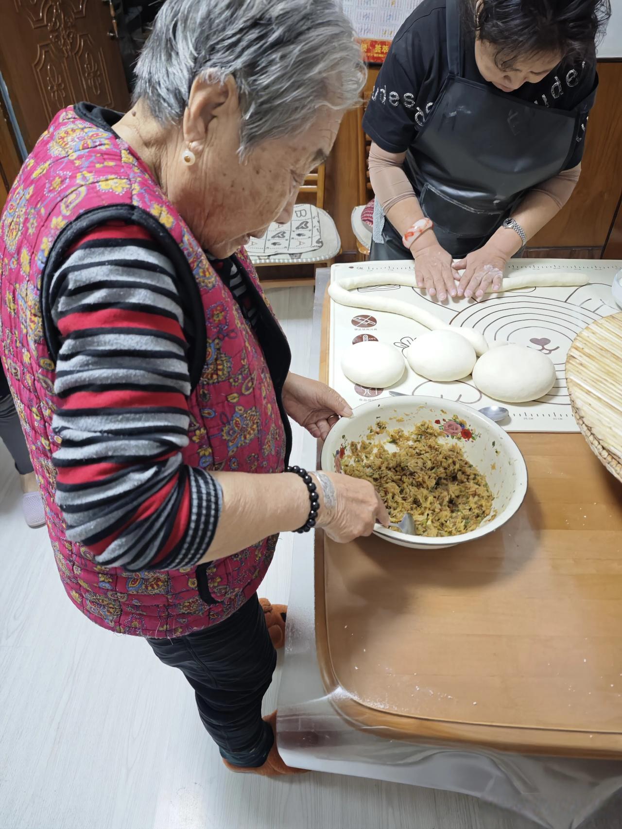 记录下,昨天奶奶和老婶一起给我包饺子哈,幸福指数爆棚!