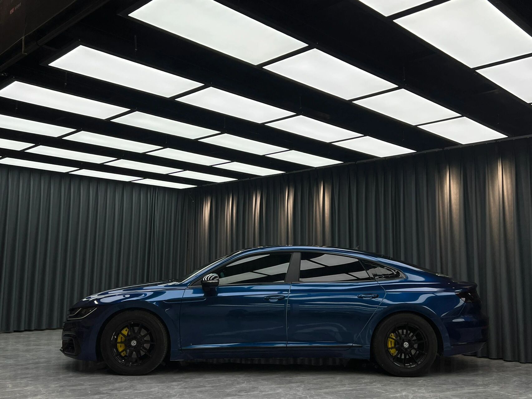 大众cc改色膜暗夜蓝    这款蓝色比较深一些 简约 大气 稳重 而不失色