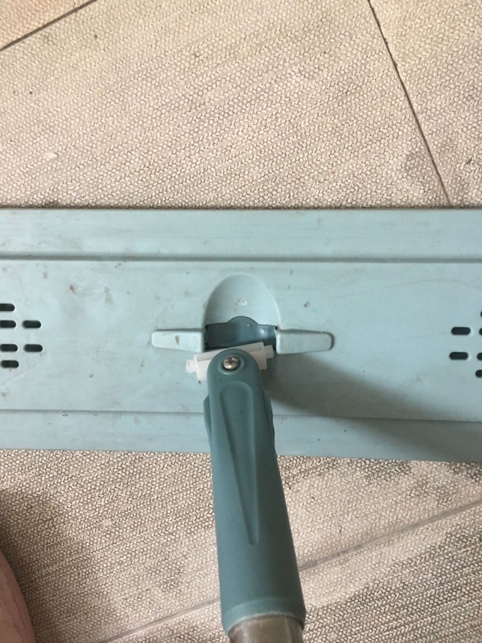 拖把头掉了怎么装回去呀 昨天拖完地刮水的时候,拖把头掉了 试了几次