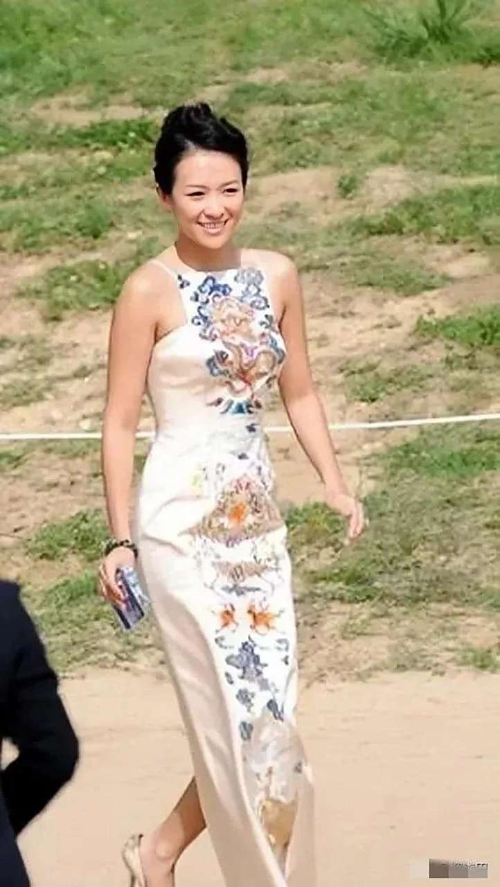 章子怡这个刺绣旗袍裙真漂亮,2006年,在法国戛纳电影节上和张朝阳