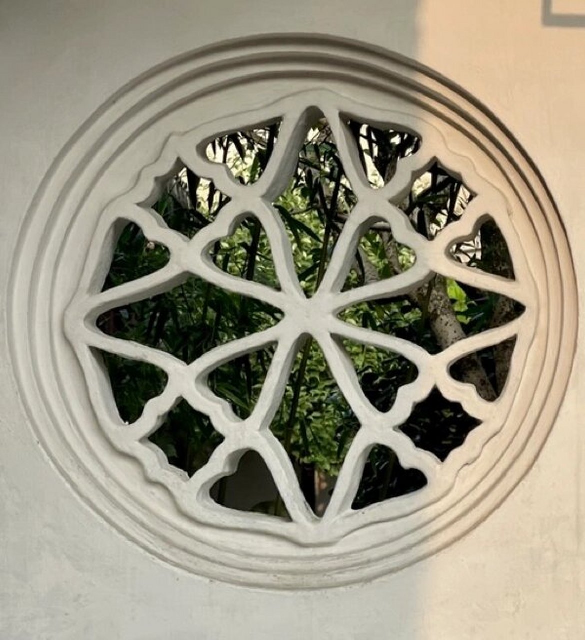 苏州网师园·殿春簃·花窗 苏州网师园内的殿春簃,进门右手边墙上的花