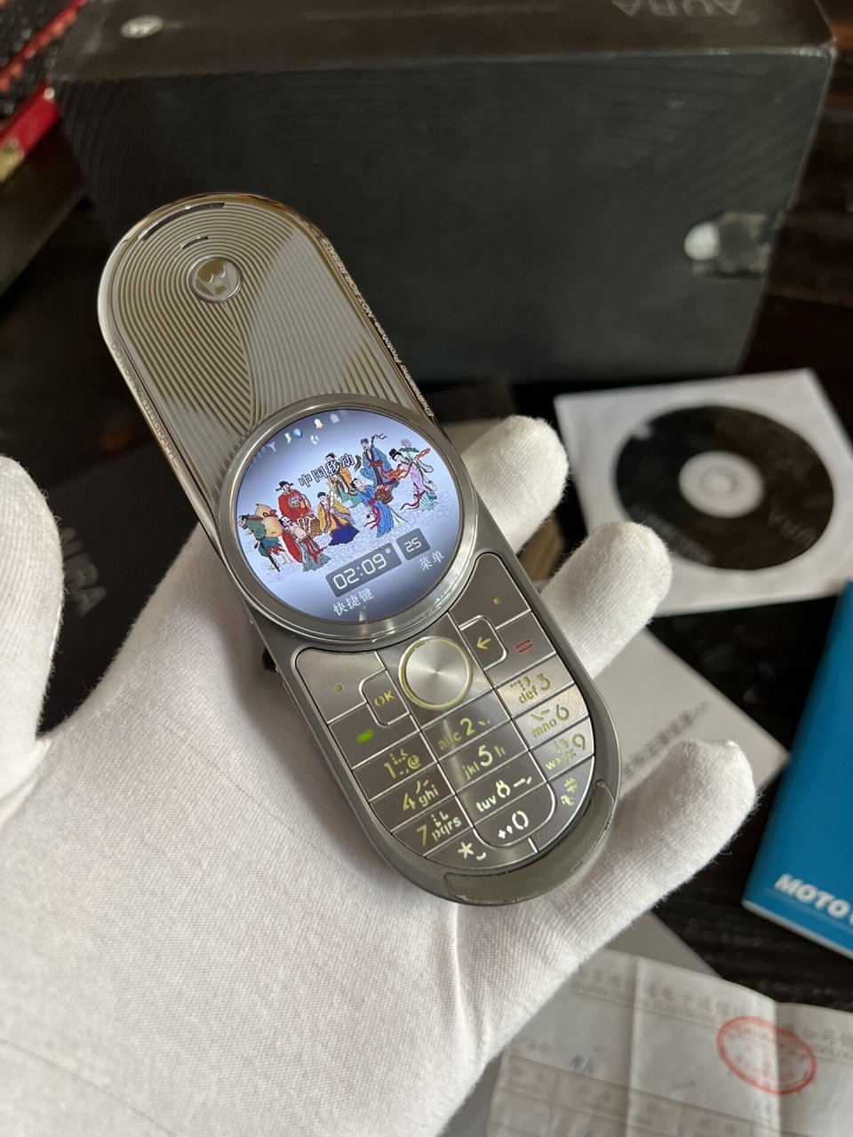 motorola aura r1登月限量版 不多说,我认为它是摩托罗拉最经典的手机