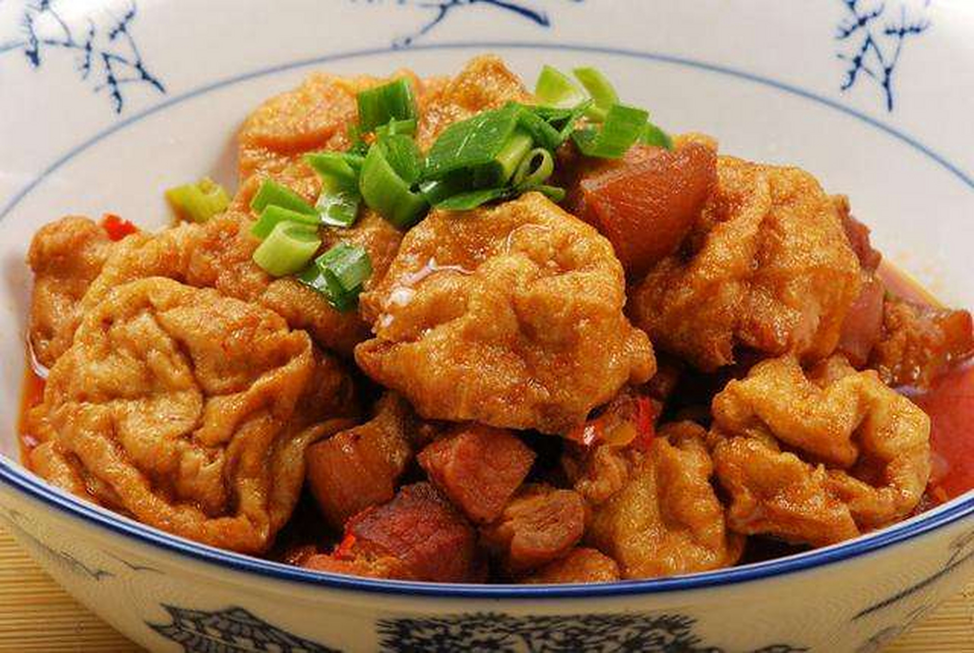 宁波人习惯用油豆腐烤肉,油豆腐吸收了肉汁之后,滋