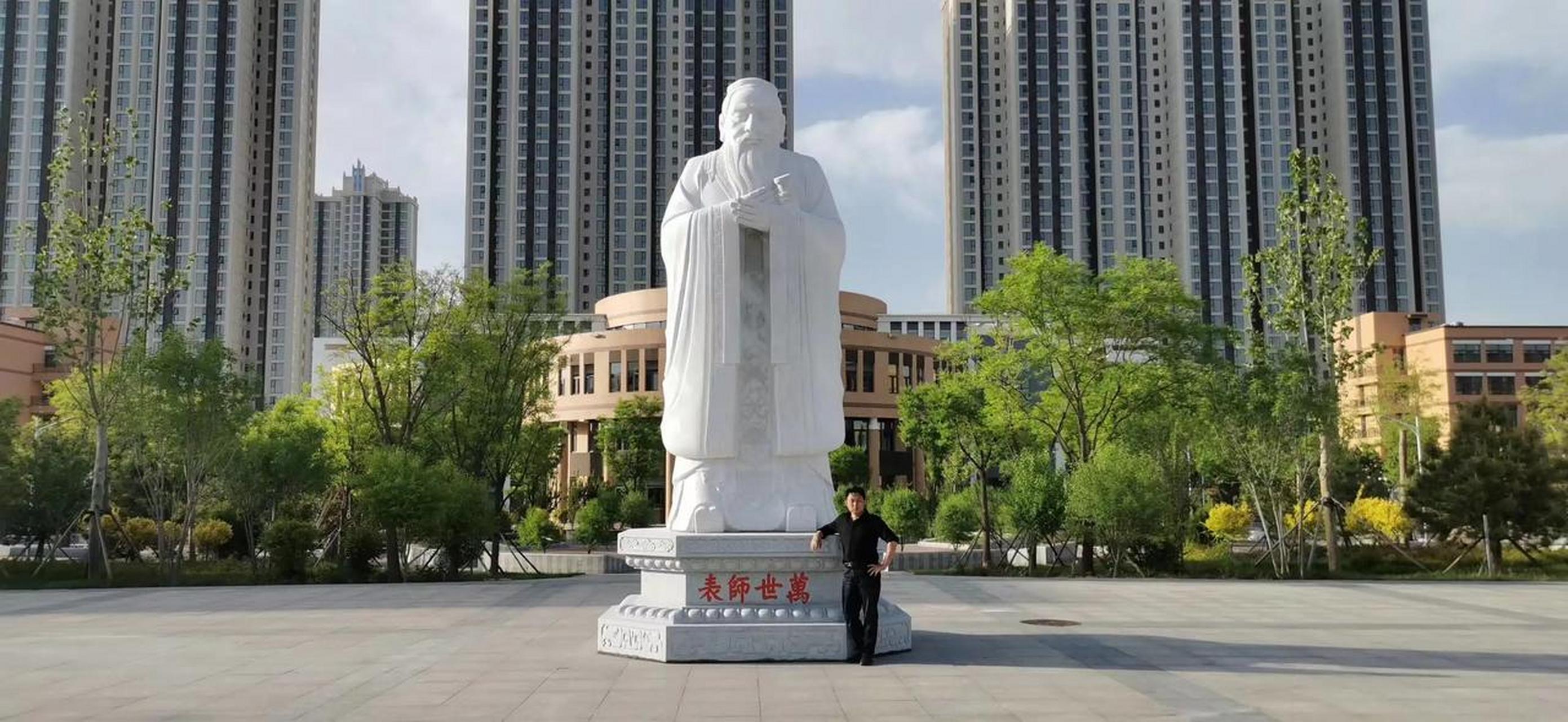 艺术家赵玉昌闲谈石雕孔子雕塑像在校园里的应用寓意.