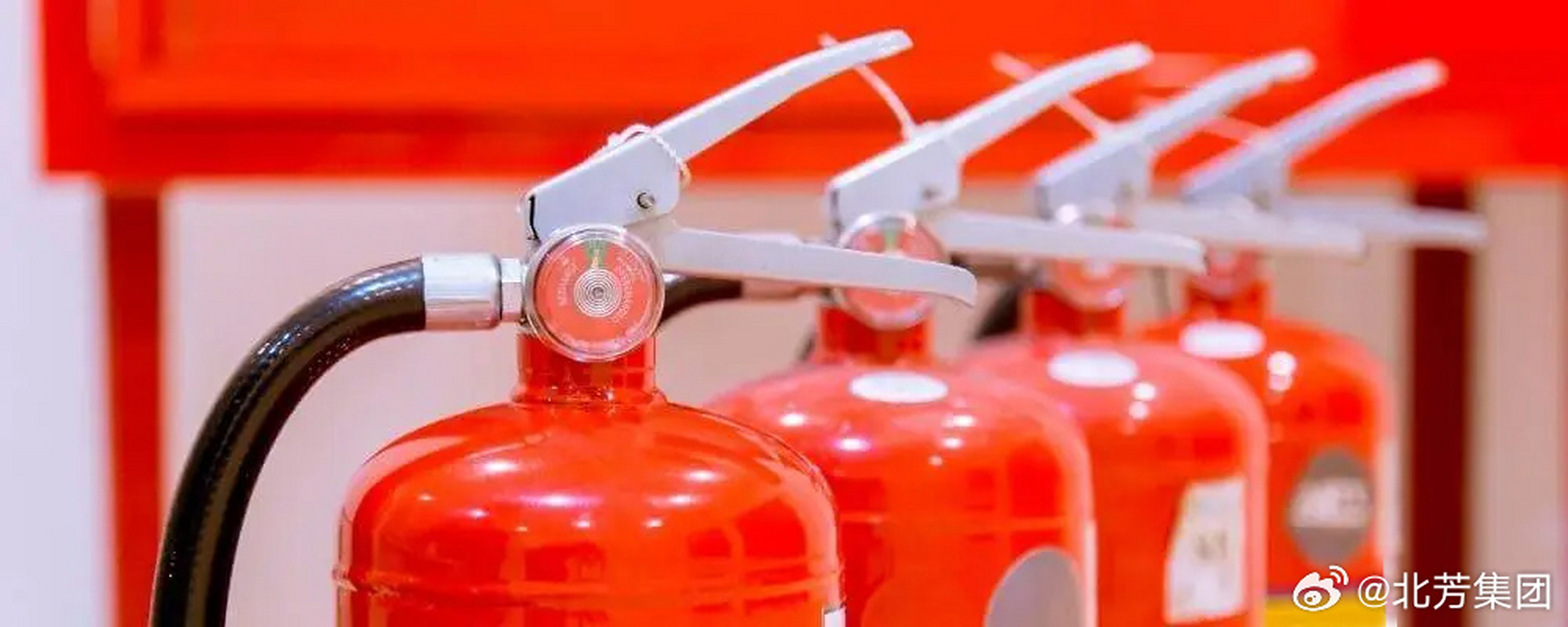 灭火器是消防安全的重要工具,旨在火灾的早期阶段进行扑灭和控制,挽救