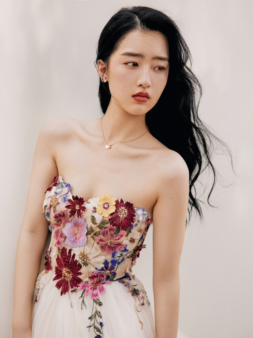 邓恩熙鲜花礼服裙,清丽曼妙,轻盈娇俏