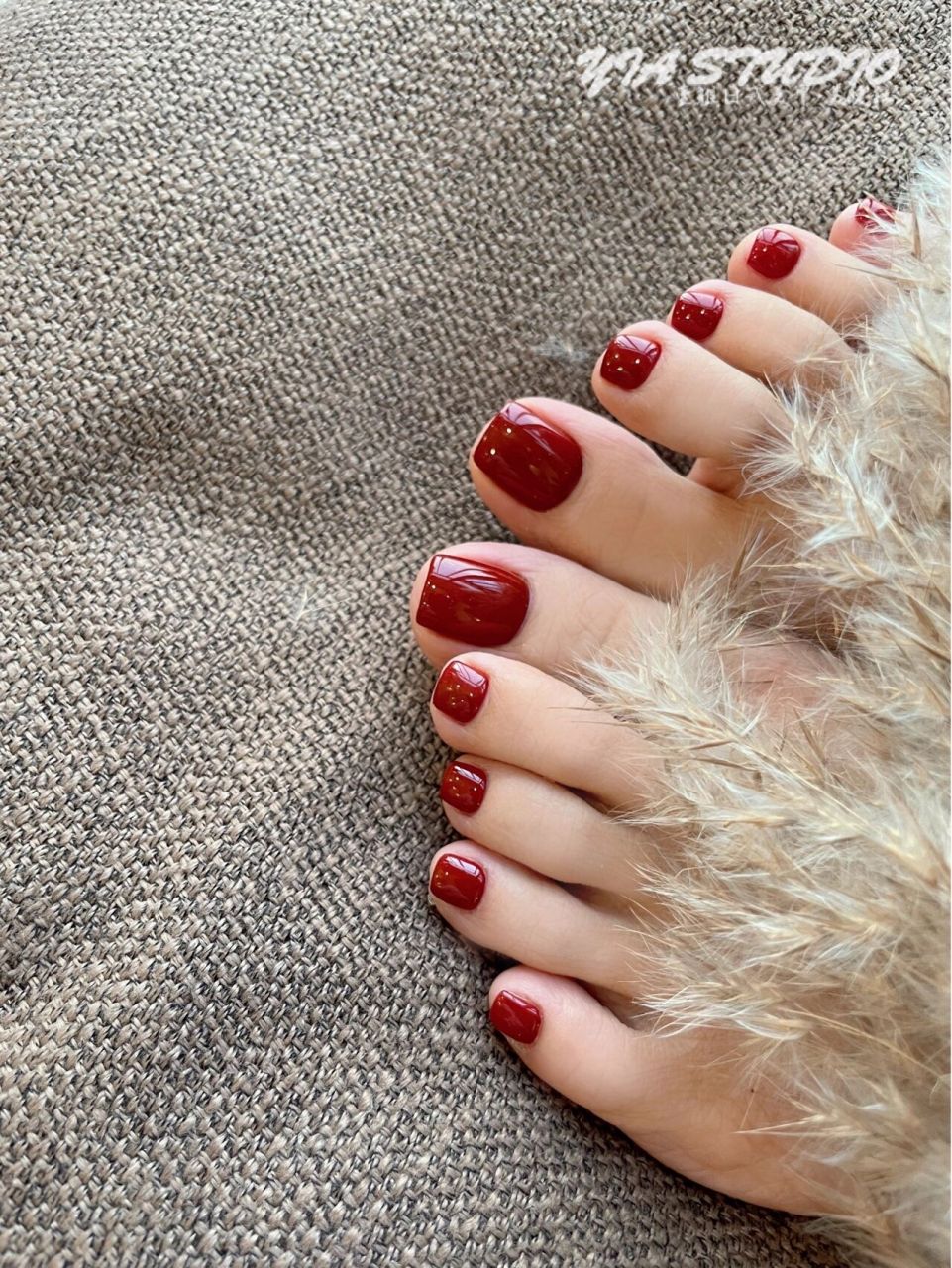 超显白酒红色脚部美甲 小姐姐的脚指甲一年四季都是这个颜色的美甲酒