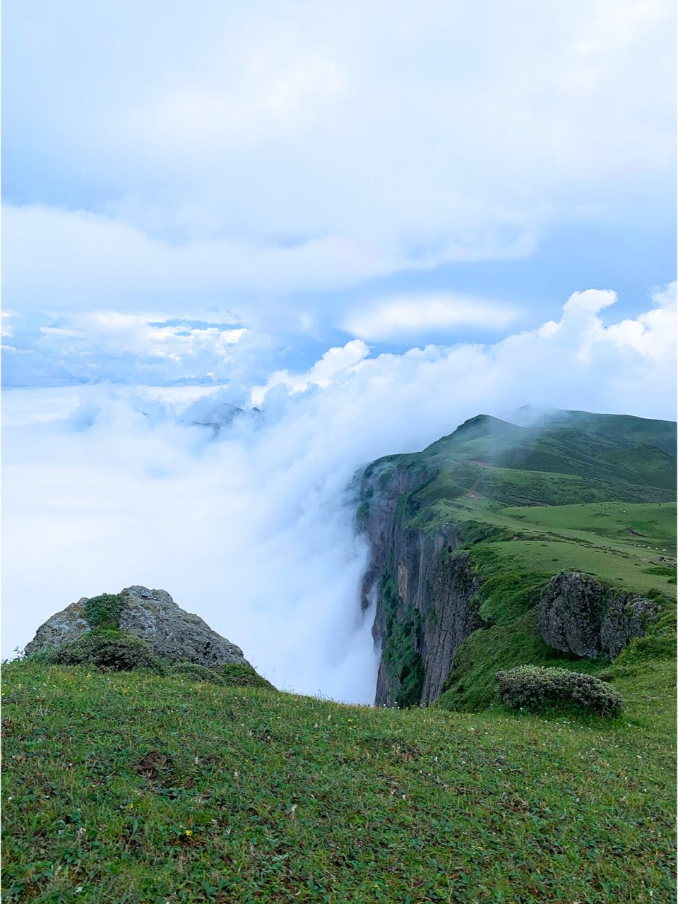 凉山大断崖 雷波县龙头山大断崖被《中国国家地理》称作"