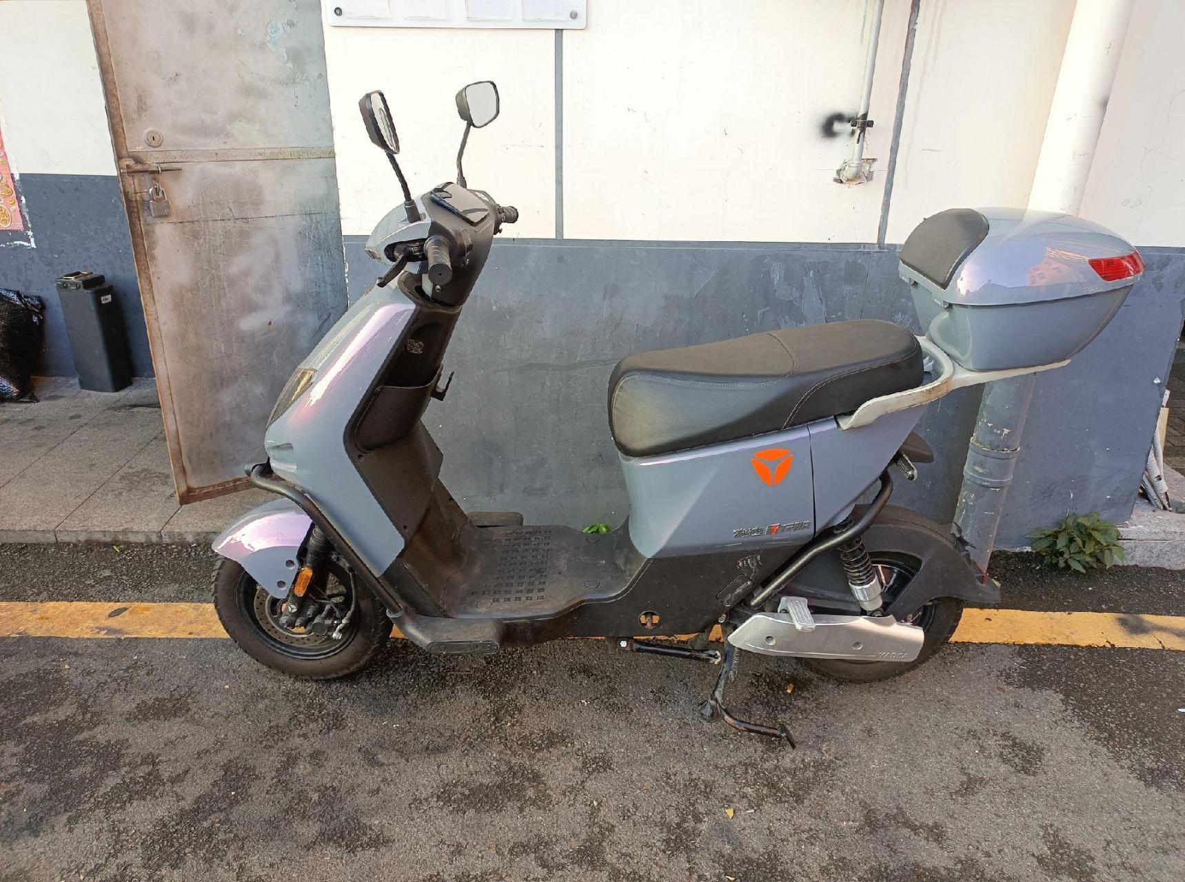 雅迪冠能dt6-90  60-20安全新电池今天刚装,改了控制器可以骑一百多码