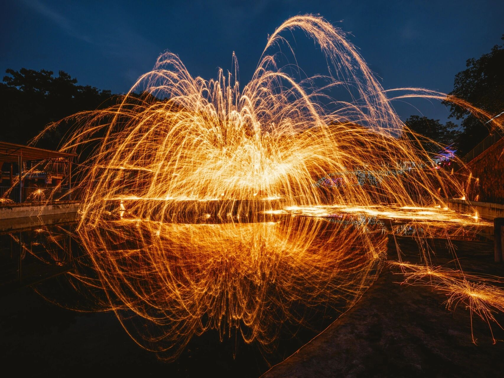 打铁花|一场光与火的盛宴记录非遗文化 打铁花,一种大型民间传统焰火