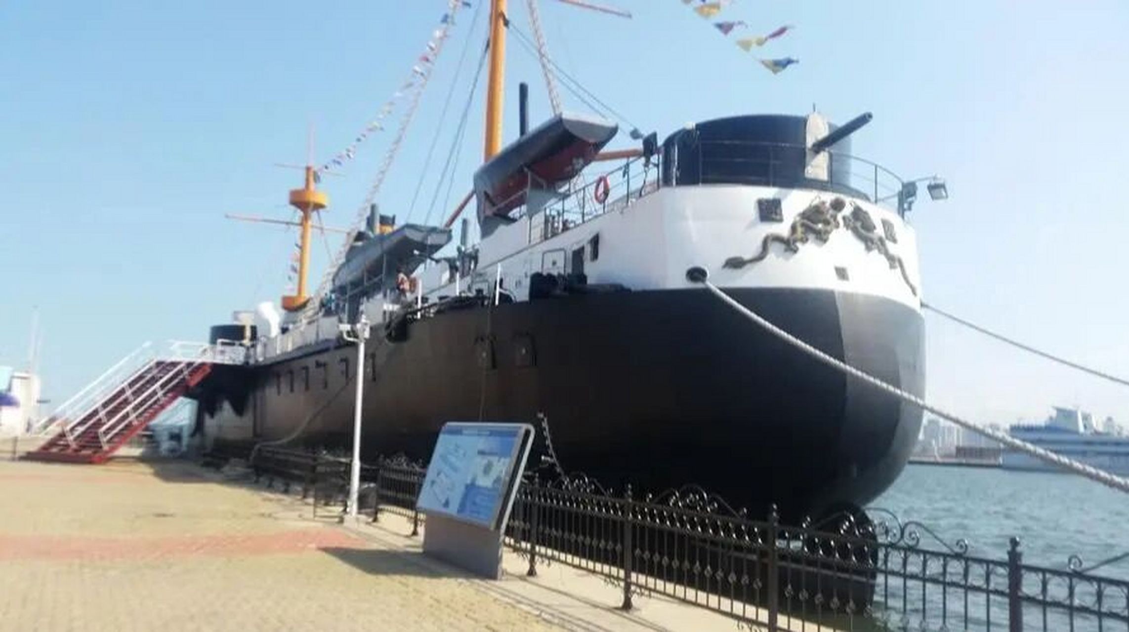 【刘公岛之旅】定远舰 这艘军舰从甲午海战之中幸存,但最终还是没能