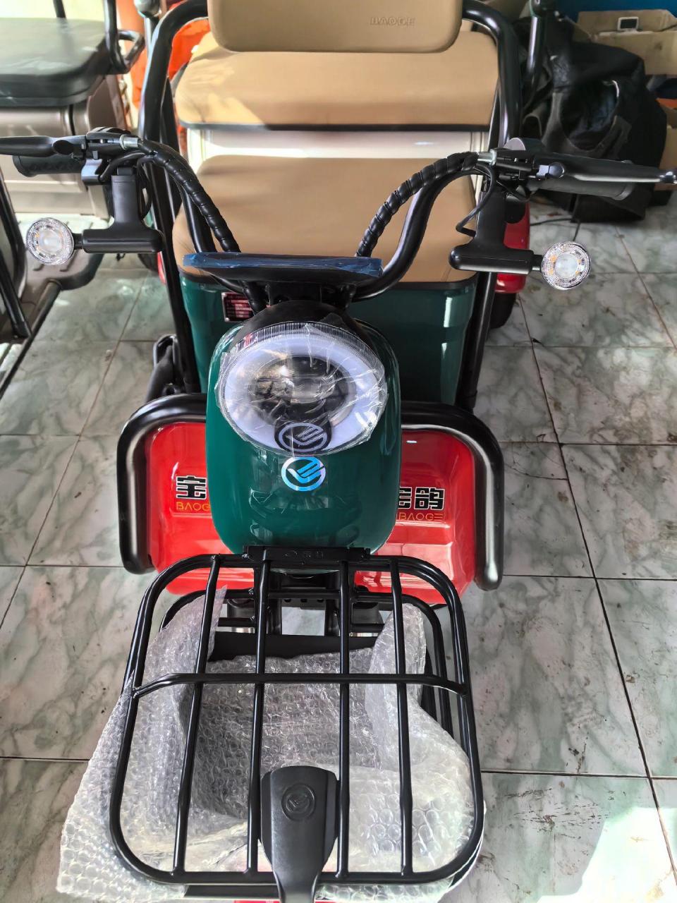 雄县汉唐专卖店.店内各种颜色电动三轮车!