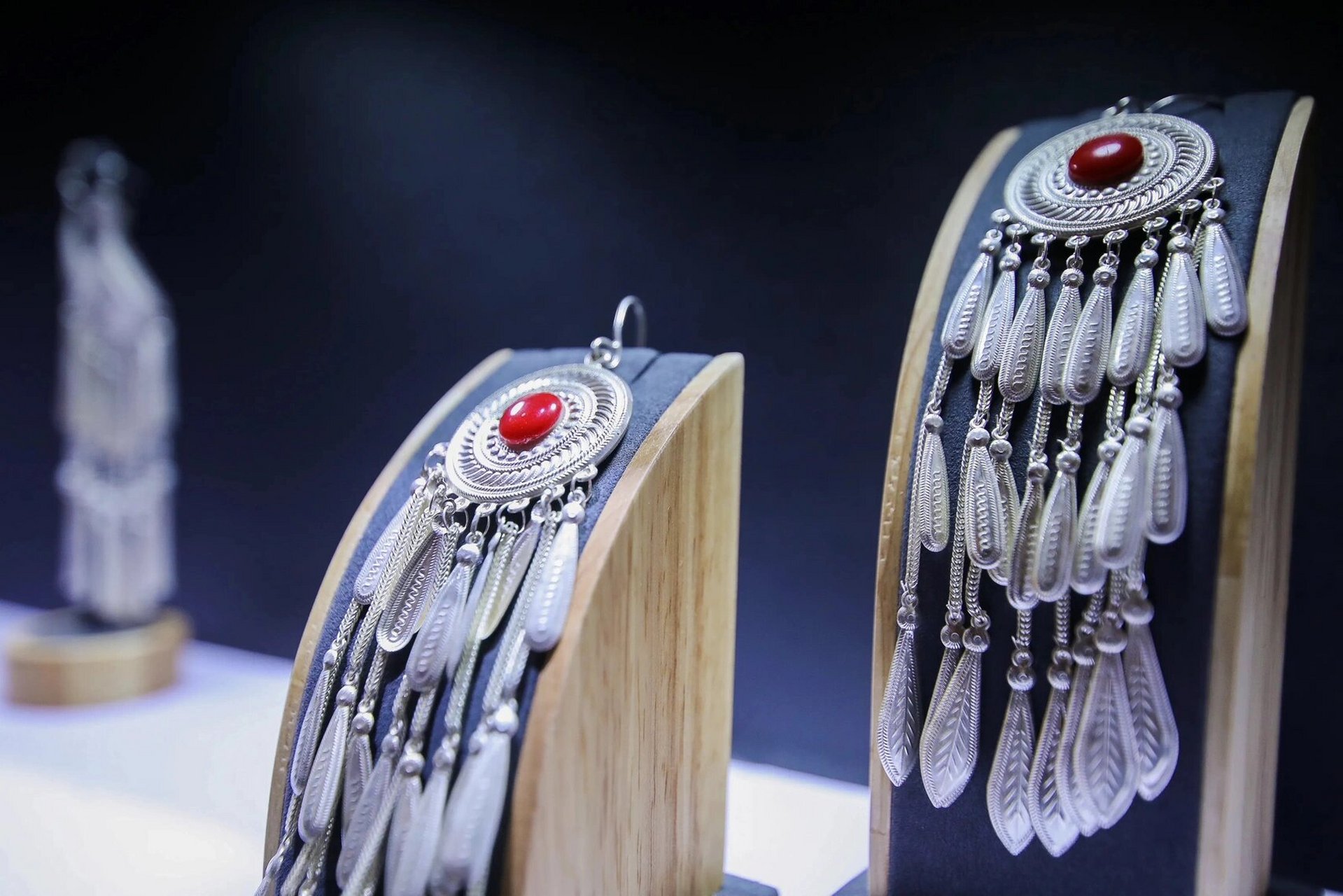 非遗文化|彝族银饰 彝族人喜爱打扮,以佩戴金银为时尚,特别是崇银尚银