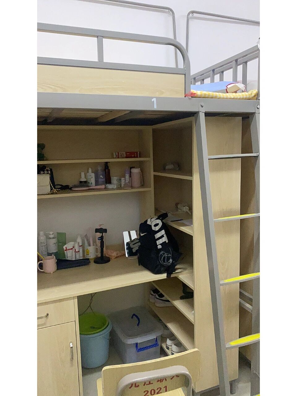 九江职业大学宿舍 看来你们都比较关心宿舍,我是六人寝上床下桌,我恨