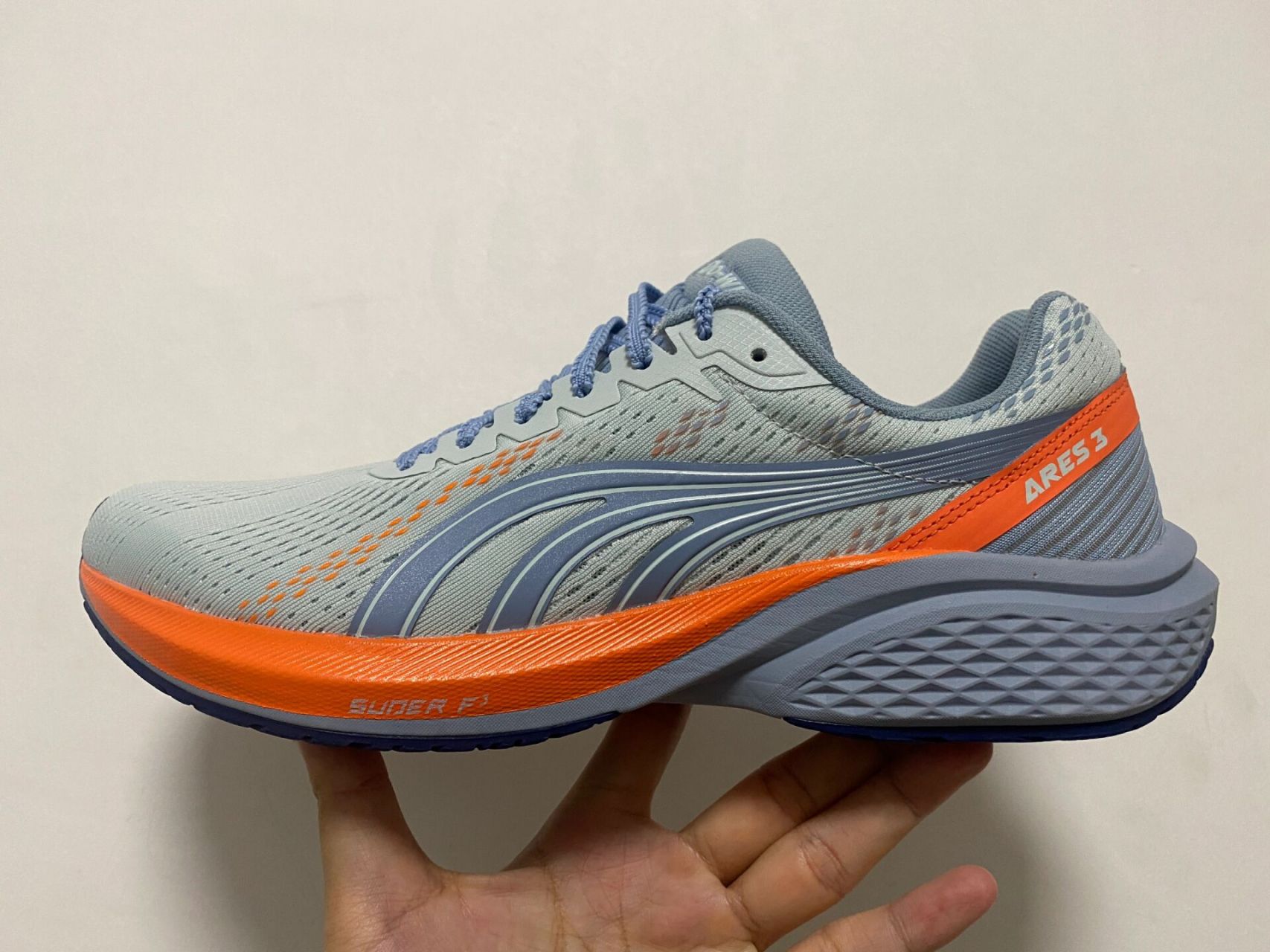 多威 战神3 开箱 多威 战神3 开箱 定位:马拉松训练鞋 鞋面:贾卡网面