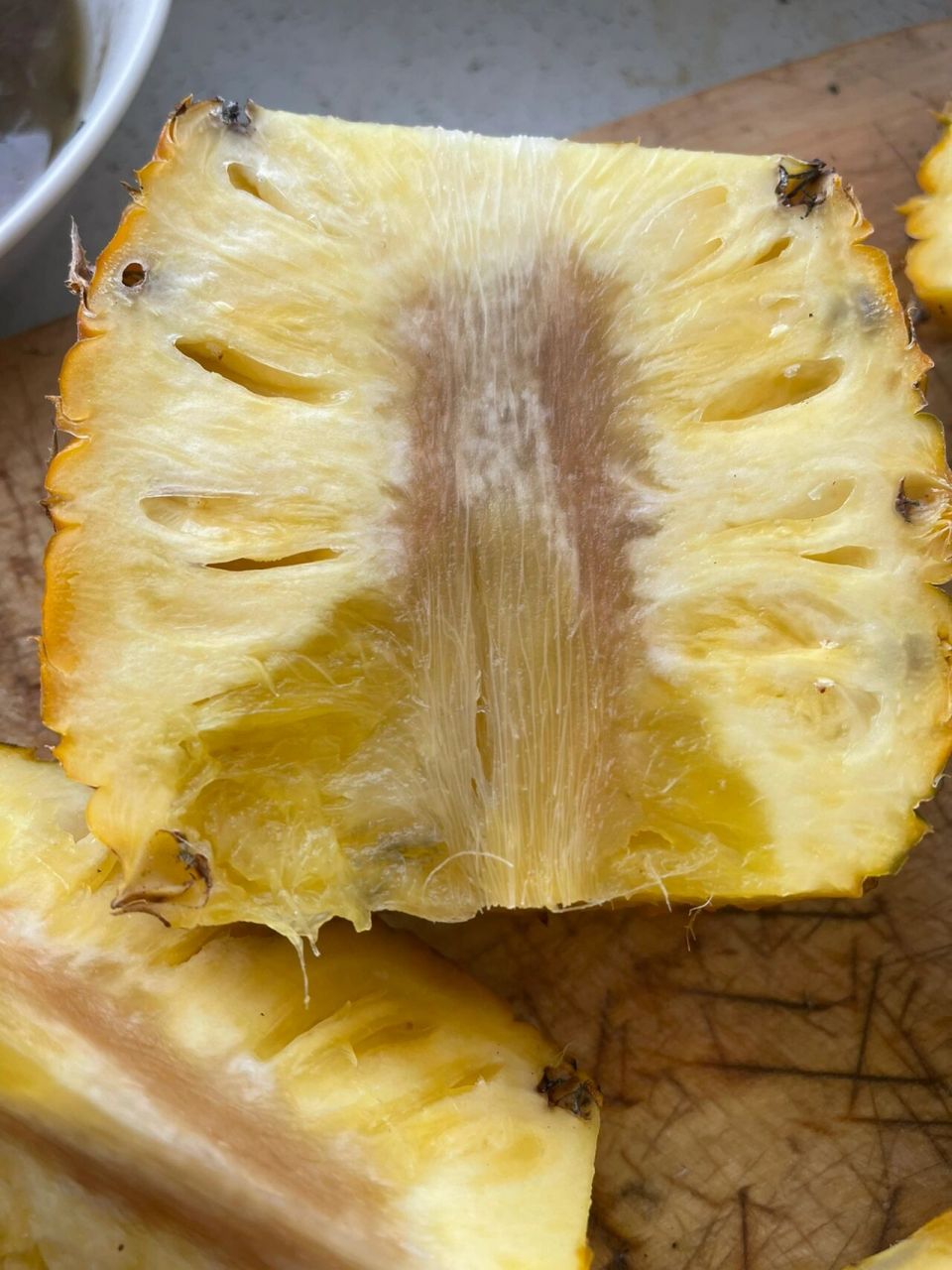 说是糖芯  咱也不懂  这不是坏了吗……吃过好多菠萝凤梨遇到这种