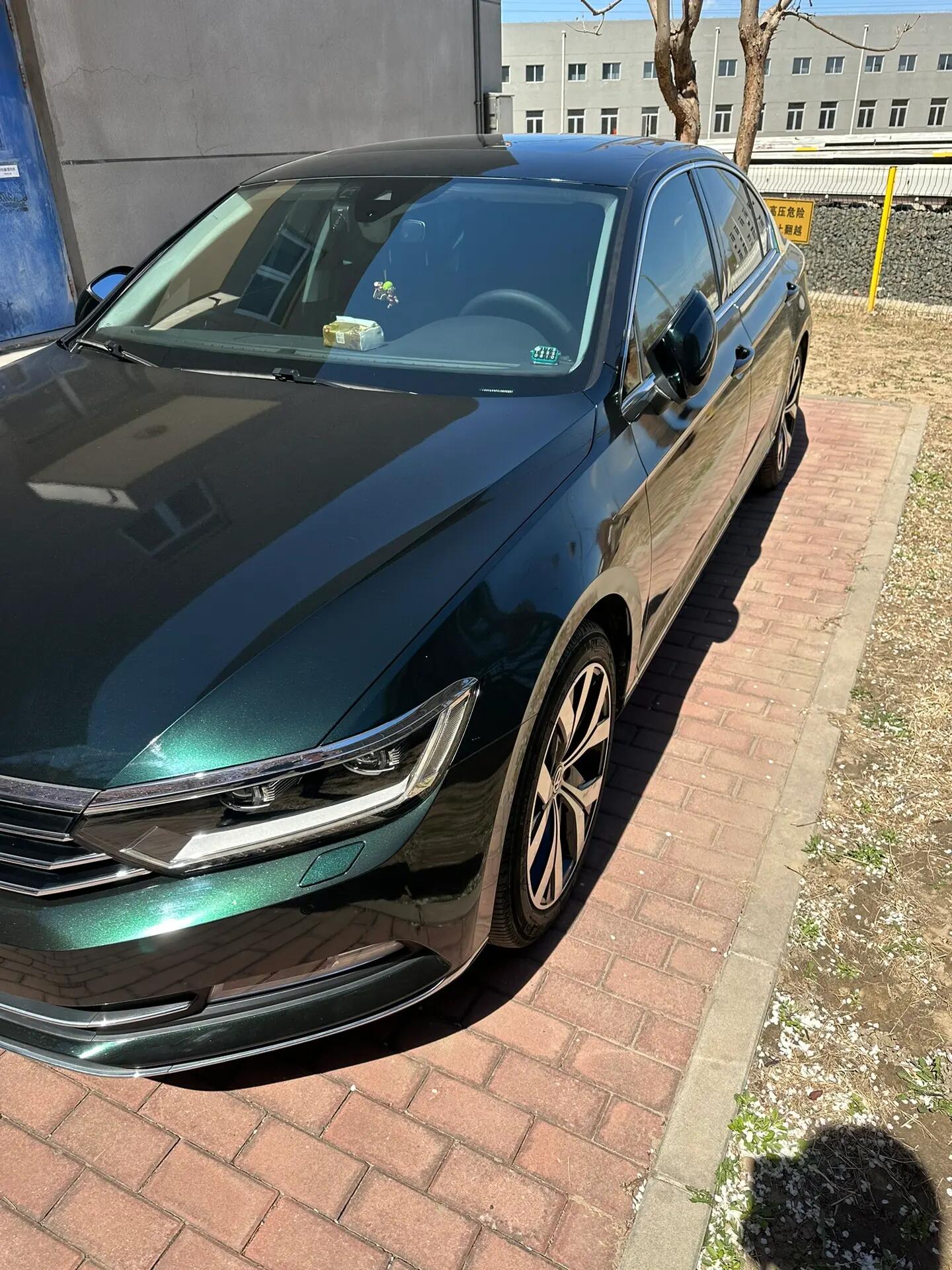 大众迈腾改色膜祖母石绿