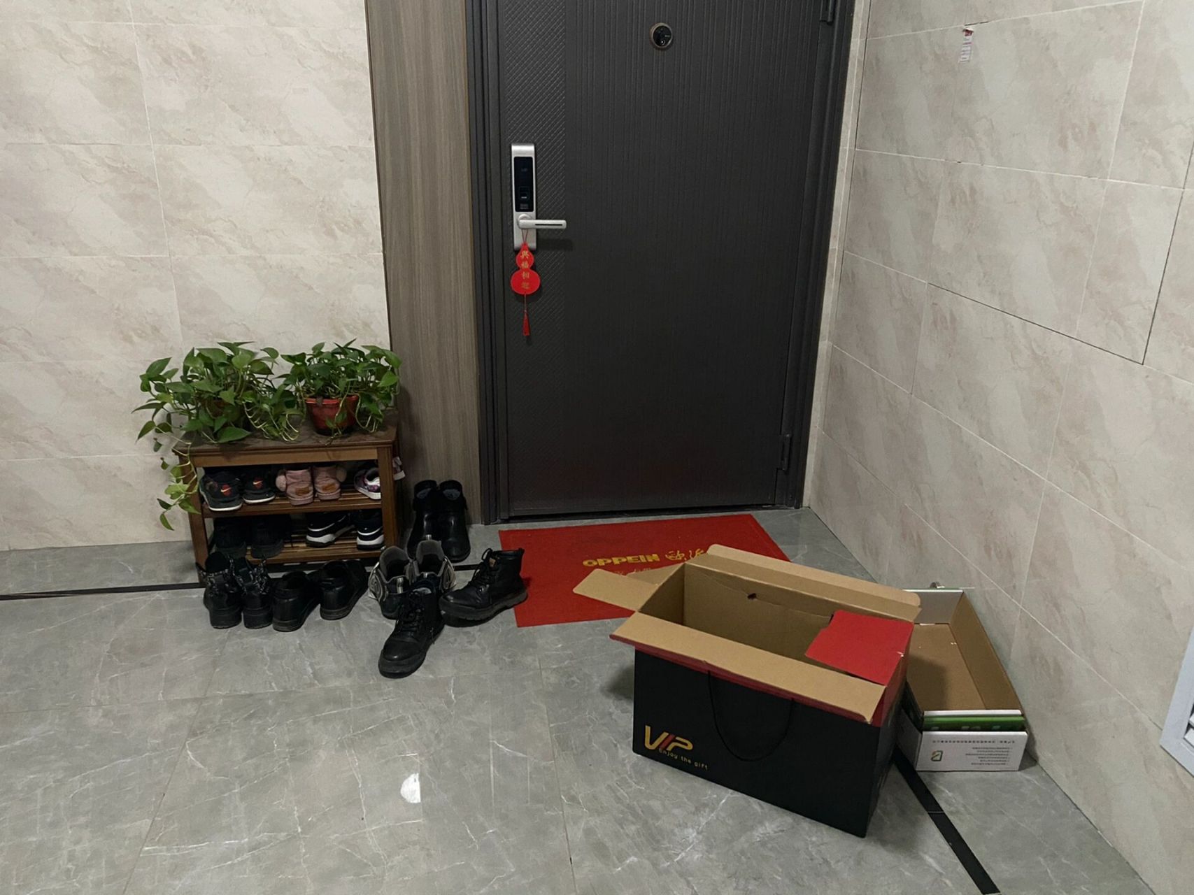 邻居鞋子,鞋架,垃圾堆门口 其实房子进门的位置有很大的空间放鞋,而且