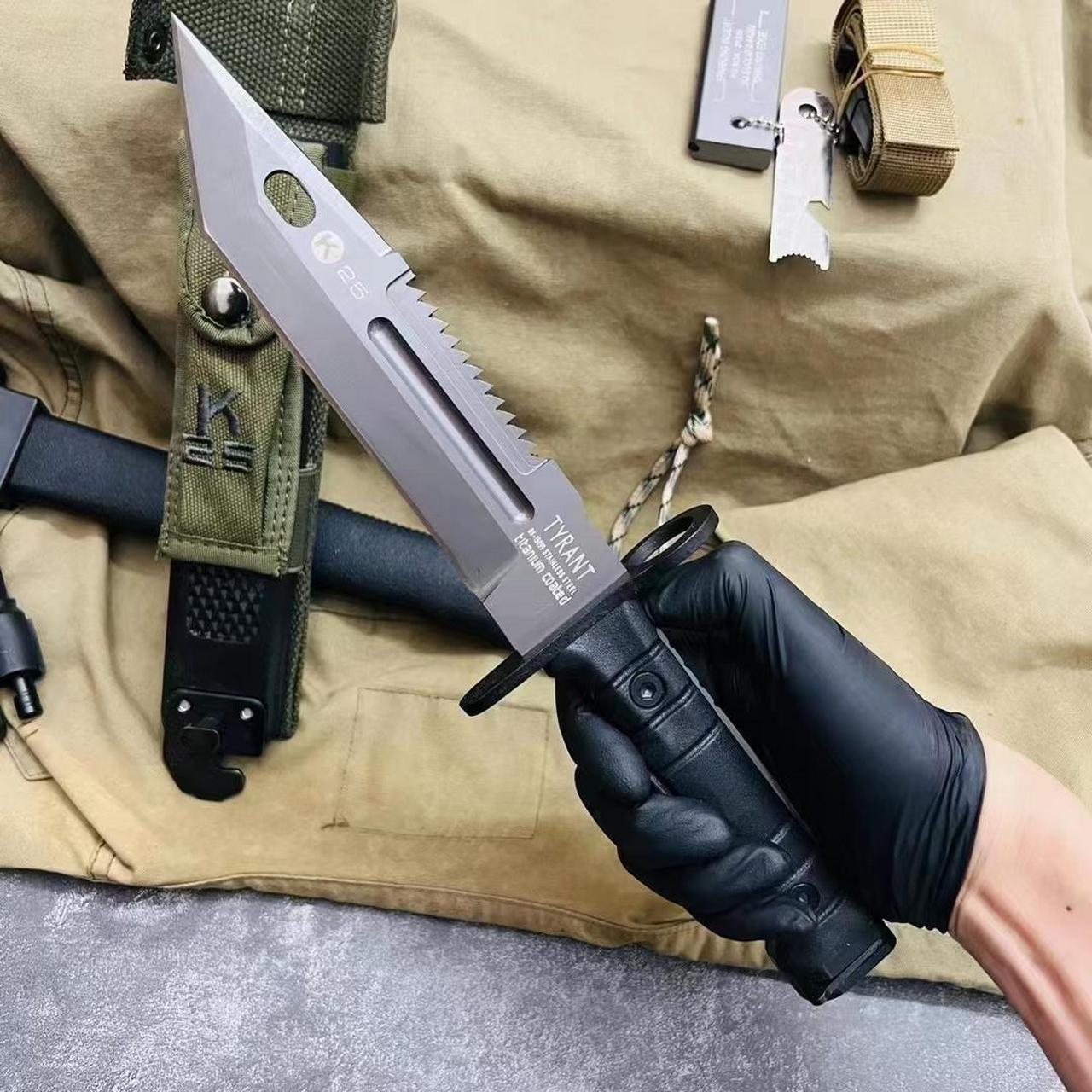 高硬度的刀身让我在野外防身和野营时都感到非常安心,而且便携式设计