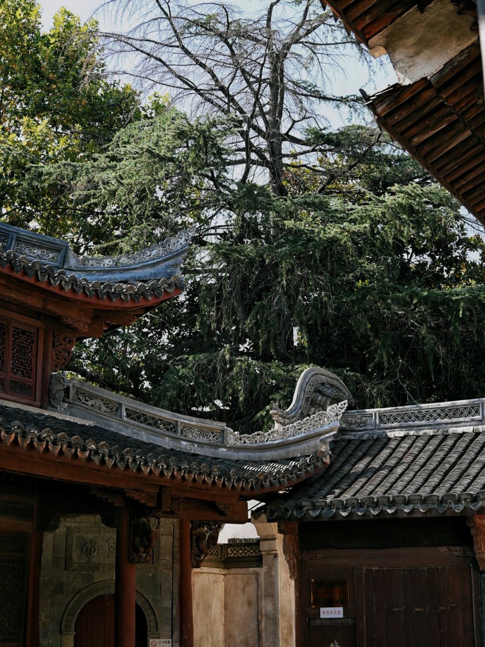 嵊州|城隍庙 99 地址: 绍兴市 · 嵊县城隍庙 鹿胎山南麓百步街9号