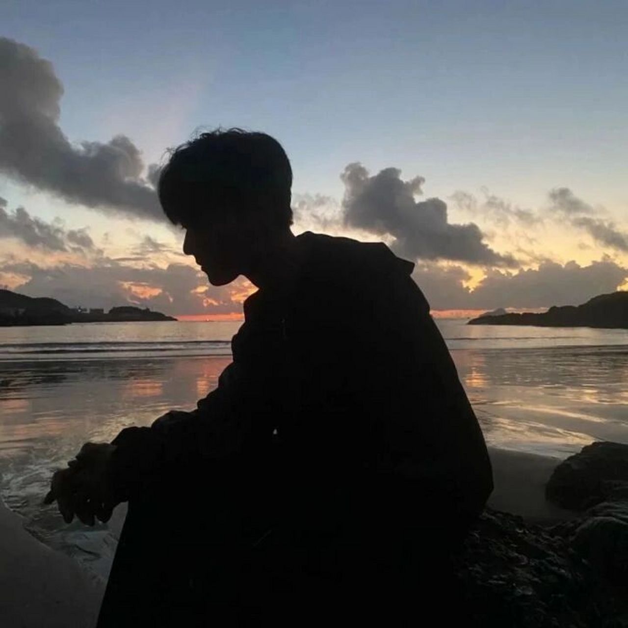 忧郁伤感风男头,今天也要帅帅酷酷的 全集原图 往期壁纸/头像 可在v.