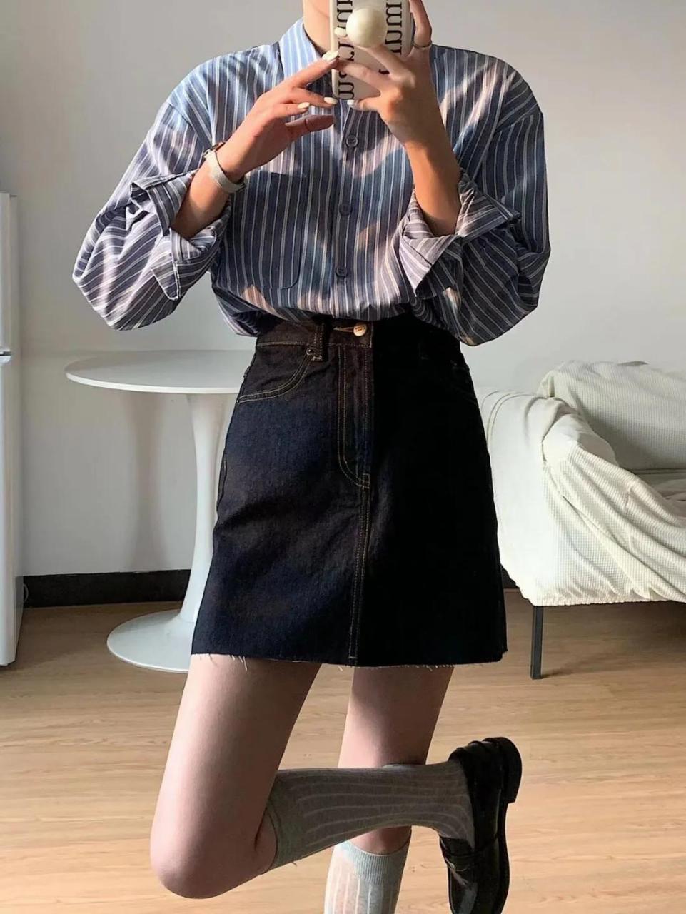 条纹衬衫配黑色的短款a字半身裙,简单干净,秀出美腿线条,更加的时髦