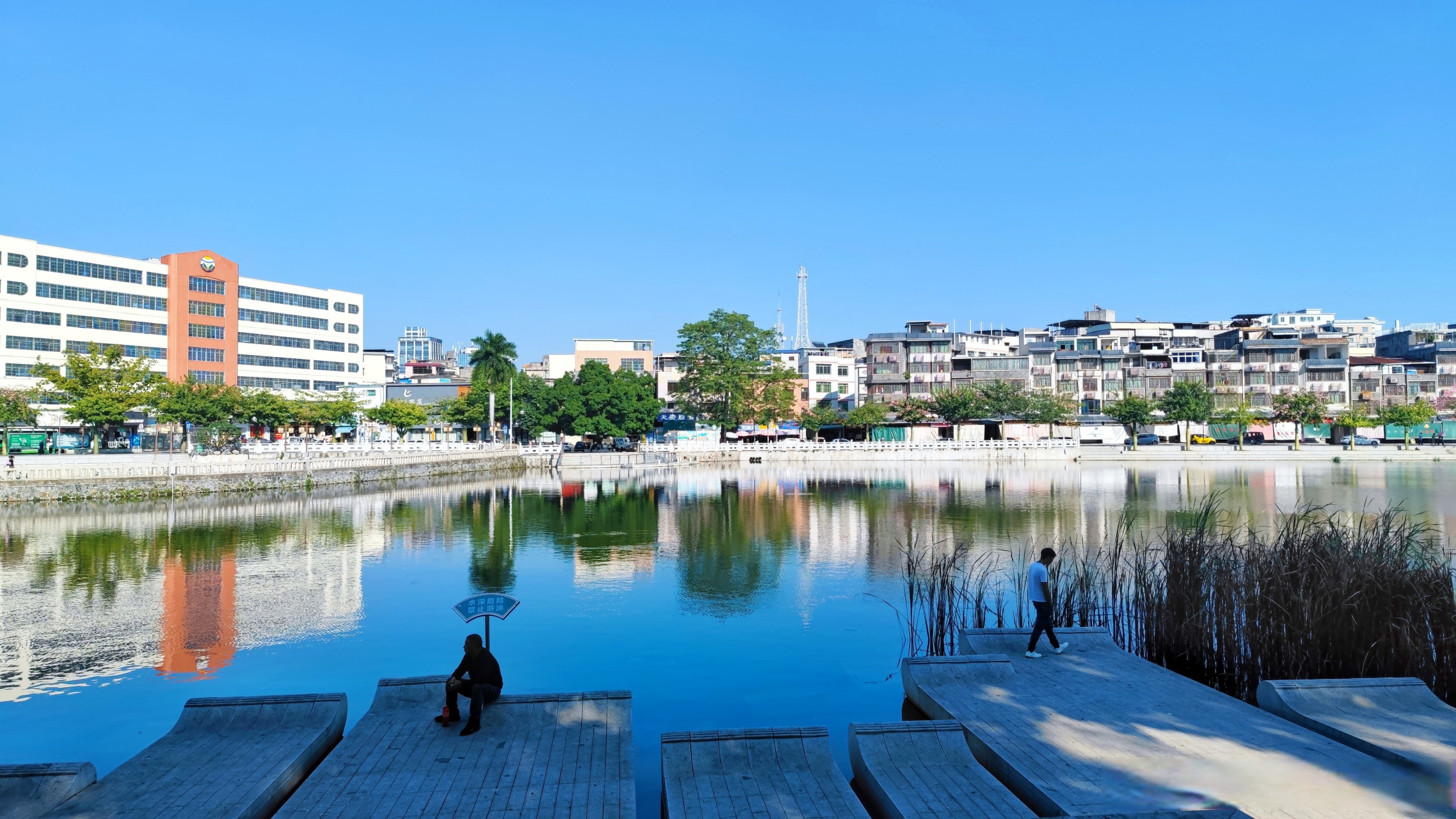 河源鳄湖公园,这里风光秀丽,景色优美,湖水清澈见底,不会想在河源的老