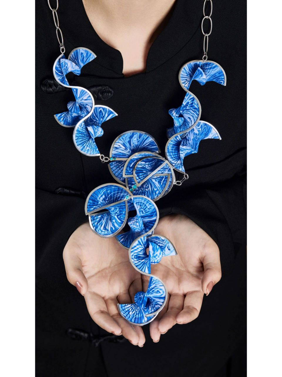 《染·墨迹》 《染·墨迹》系列首饰以水纹肌理为主要设计元素,采用