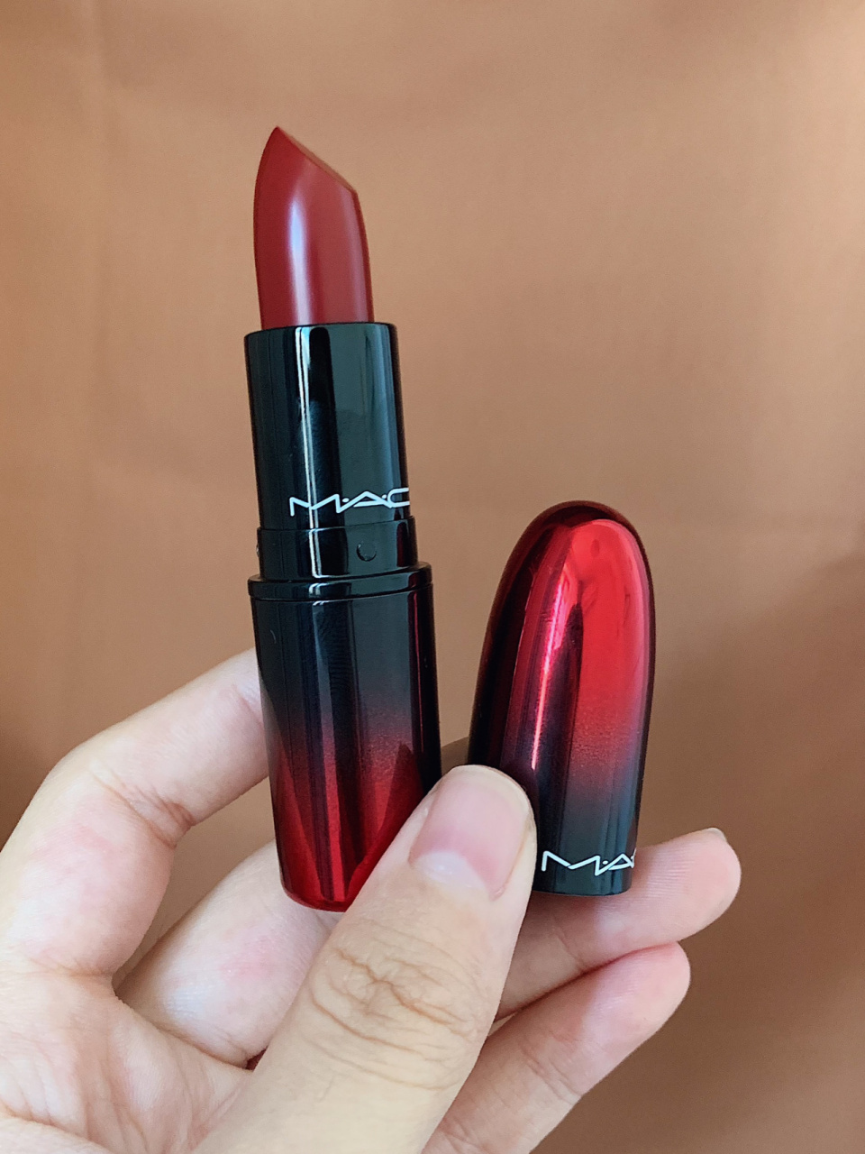 mac渐变423 冷光下会有一点点的紫调 但是暖光下就是 敲浓郁的一只