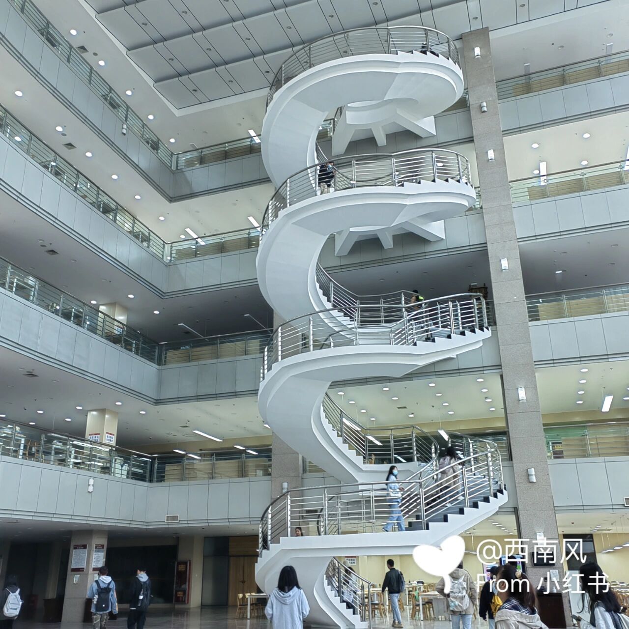 西安财经大学长安校区图书馆 七点做完核酸有点早,图书馆还没开门