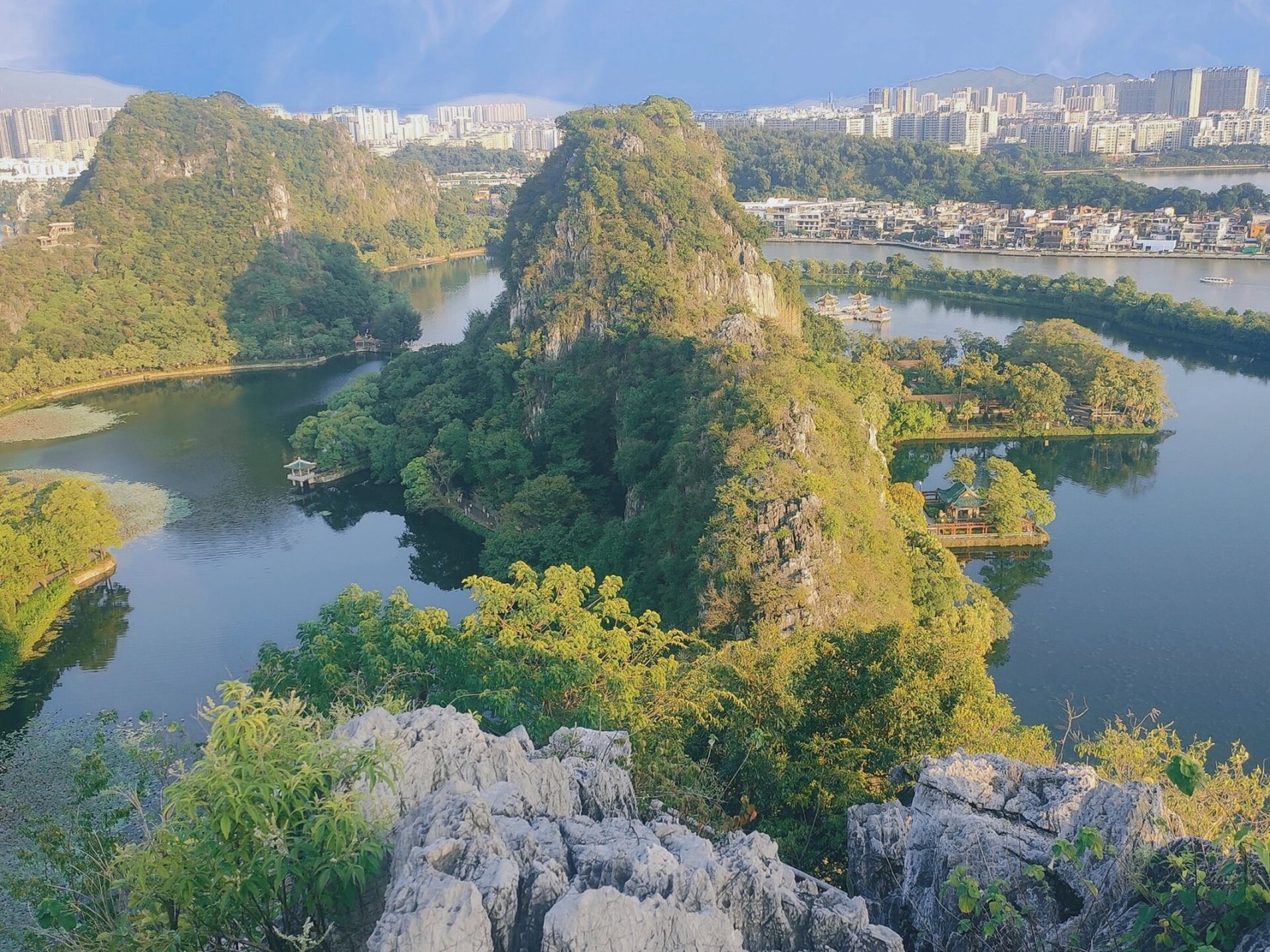 【广东肇庆旅游】七星岩 七星岩,位于肇庆市端州区,是国家5a级景区,因