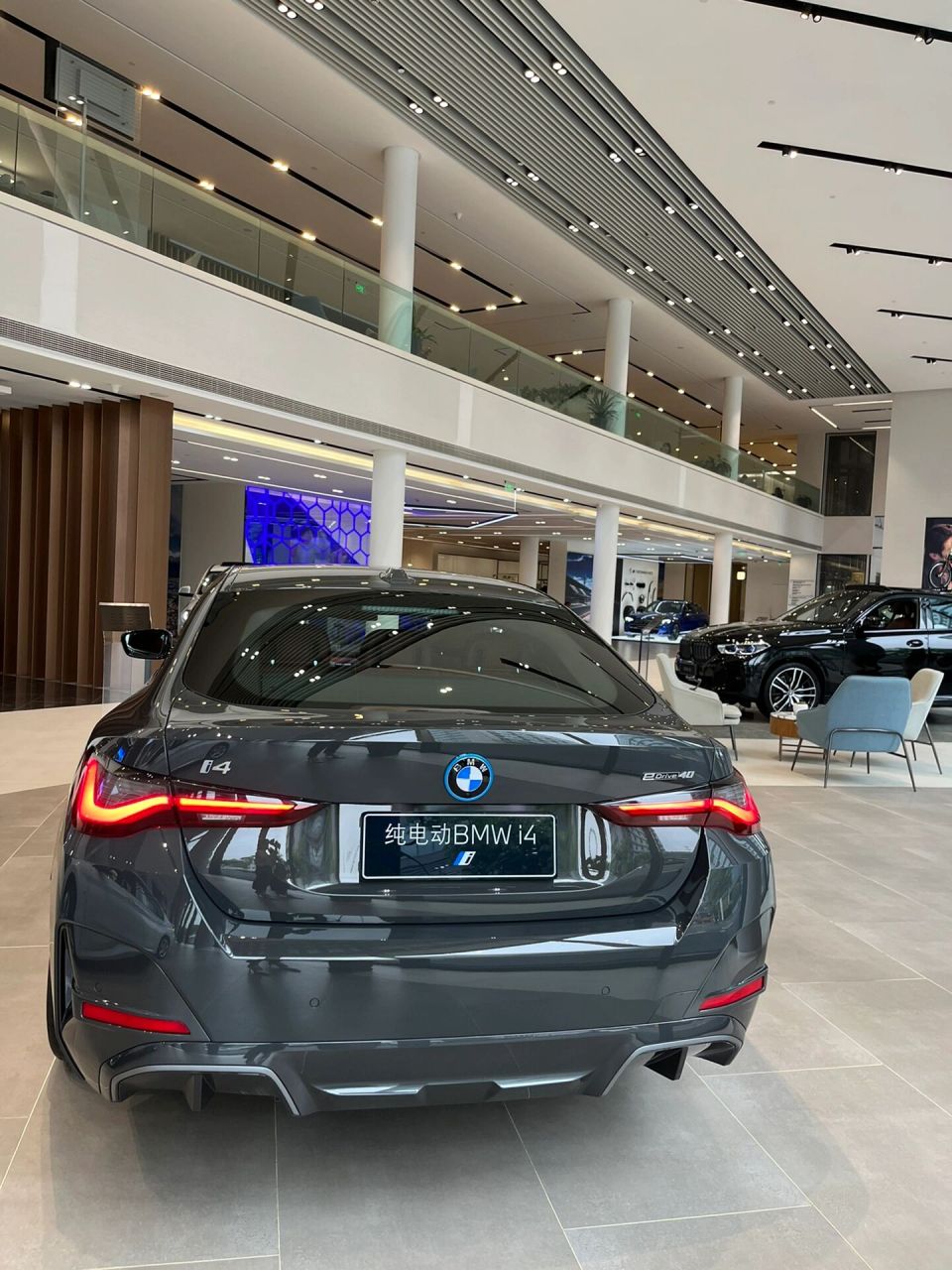 bmw i4 碧玺灰 一台始于颜值的纯电车 i4 40百公里加速仅5.