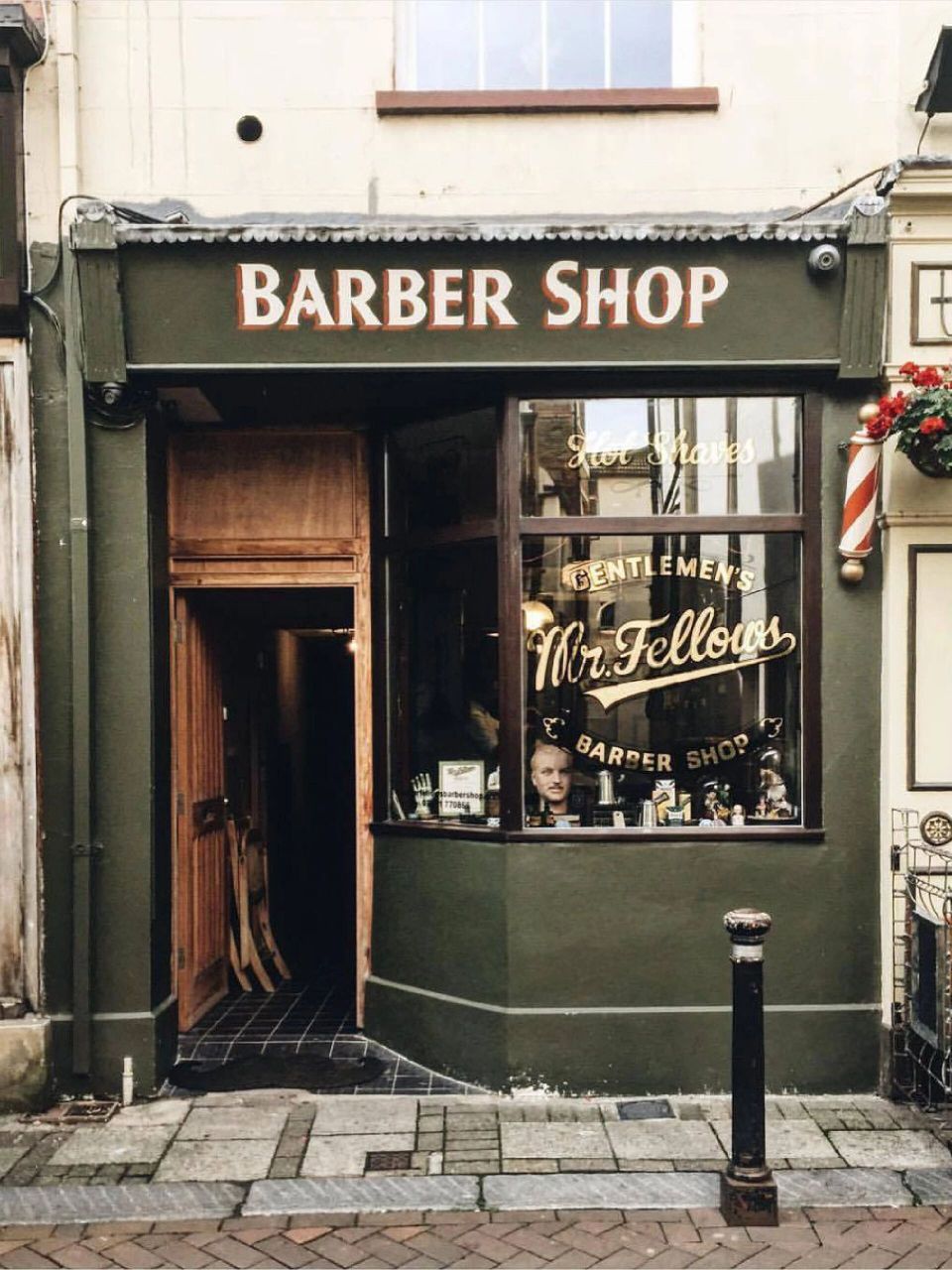 理发店设计90丨分享一组复古的门头设计 英伦风理发店门头