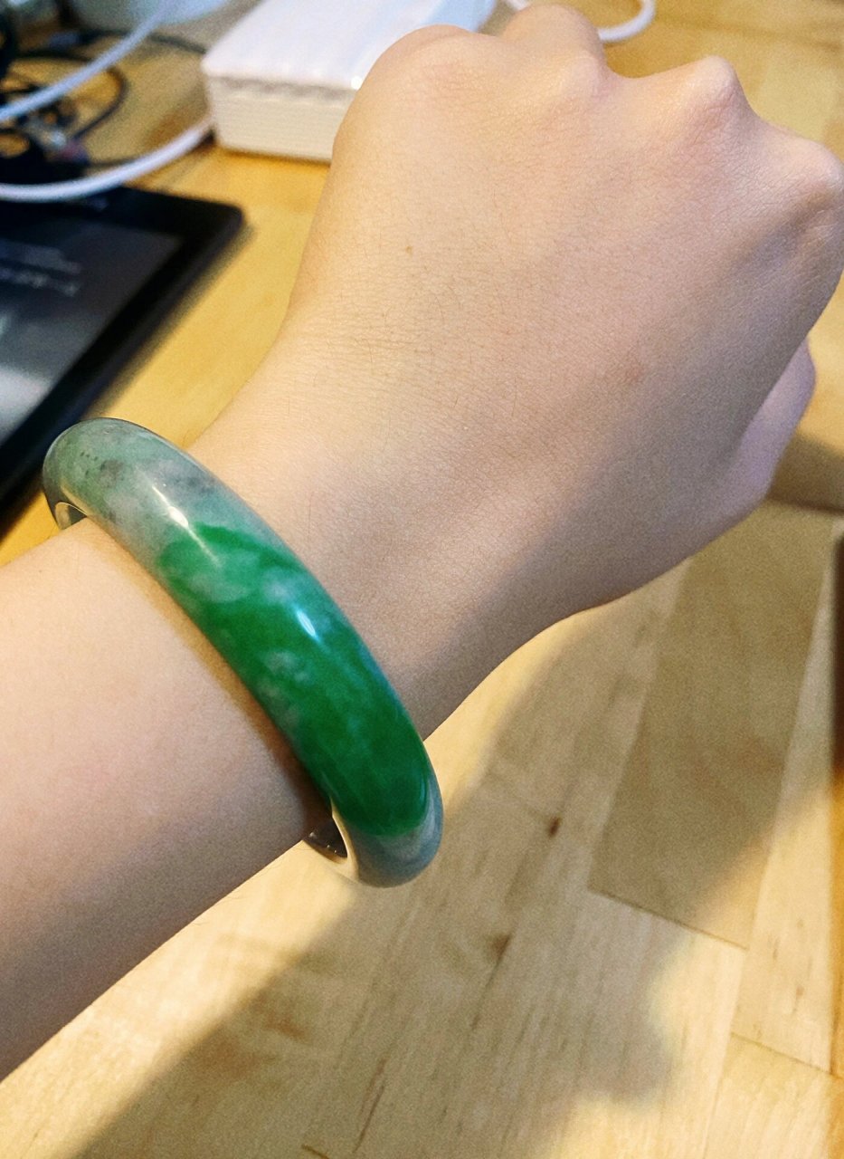 乌鸡飘绿翡翠镯子     	 54.2圈口,细糯种.