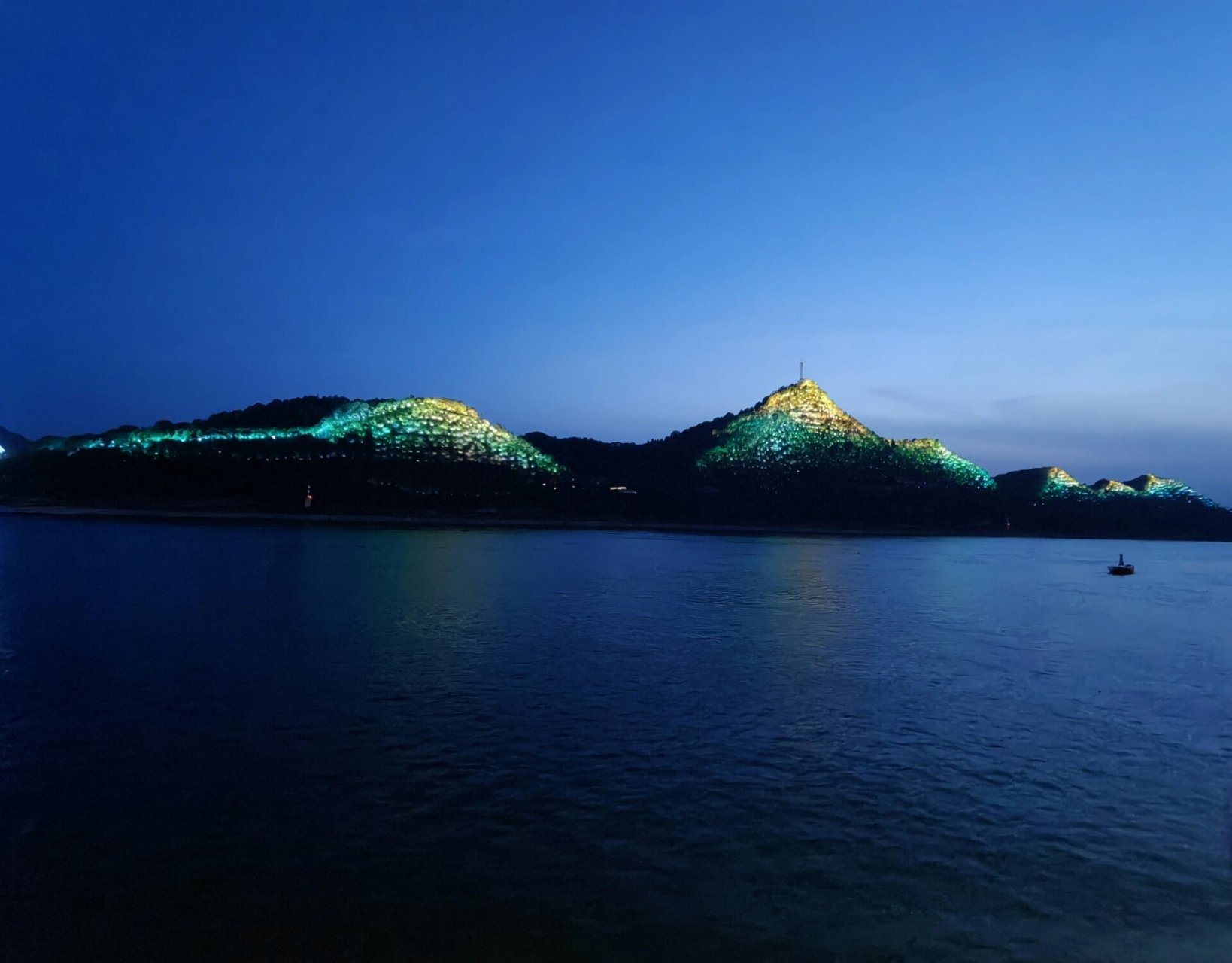 夜游长江三峡 长江三峡夜景真是美 随手一拍都可以当背景墙