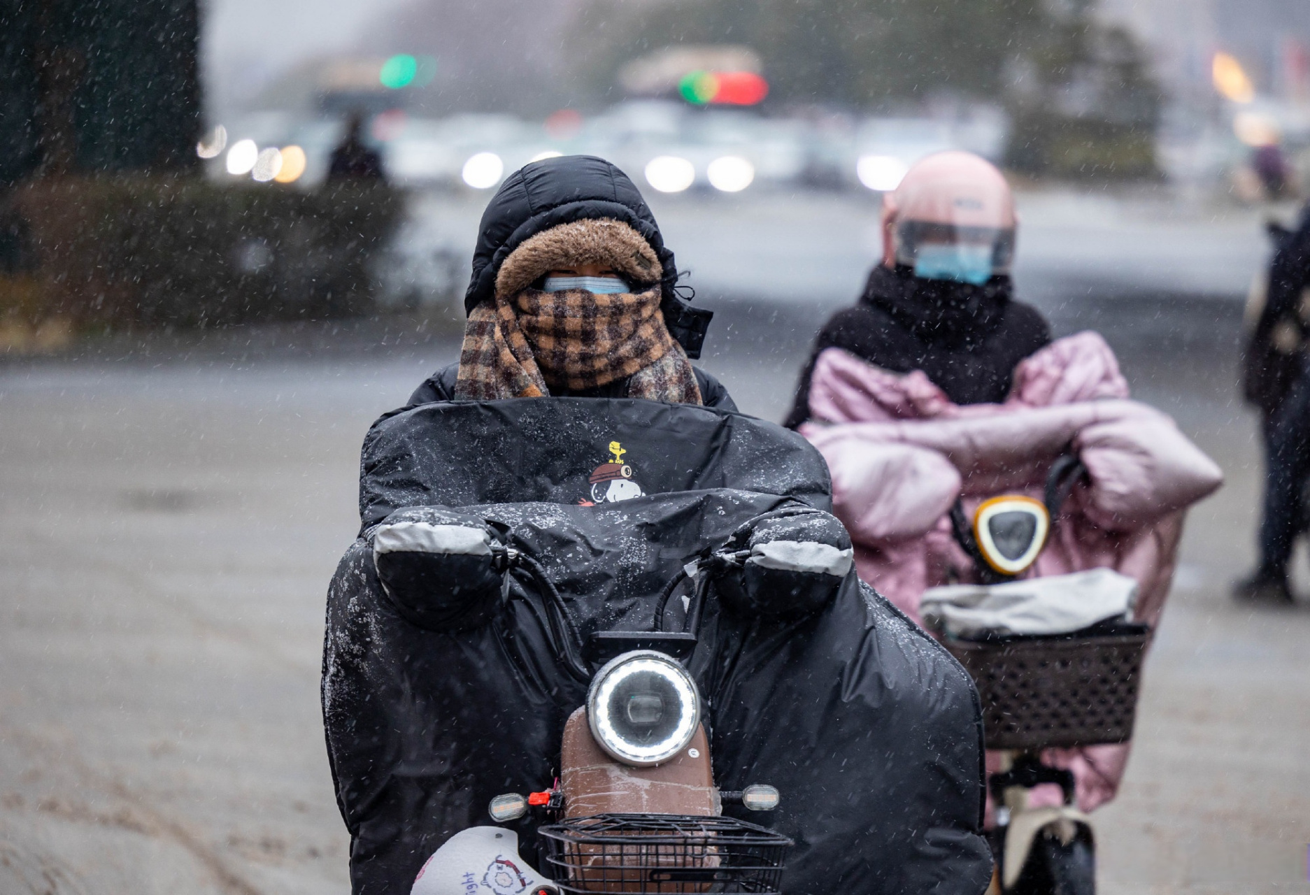 【#郑州下冰雹雨了# 】2月20日,郑州下起"冰雹"雨.