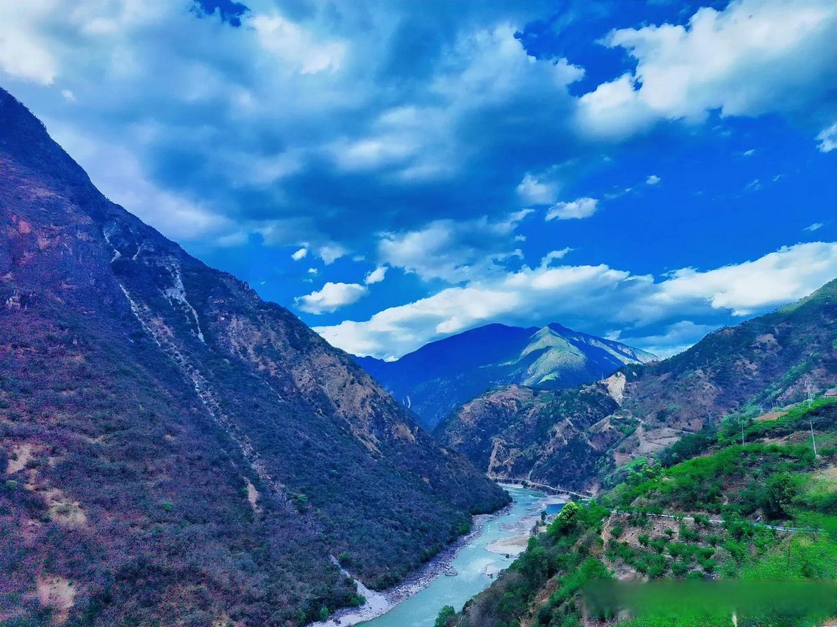 四月,来到雅砻江大峡谷,站在东岸一个叫牙谷台子的地方,纵目西望,只见