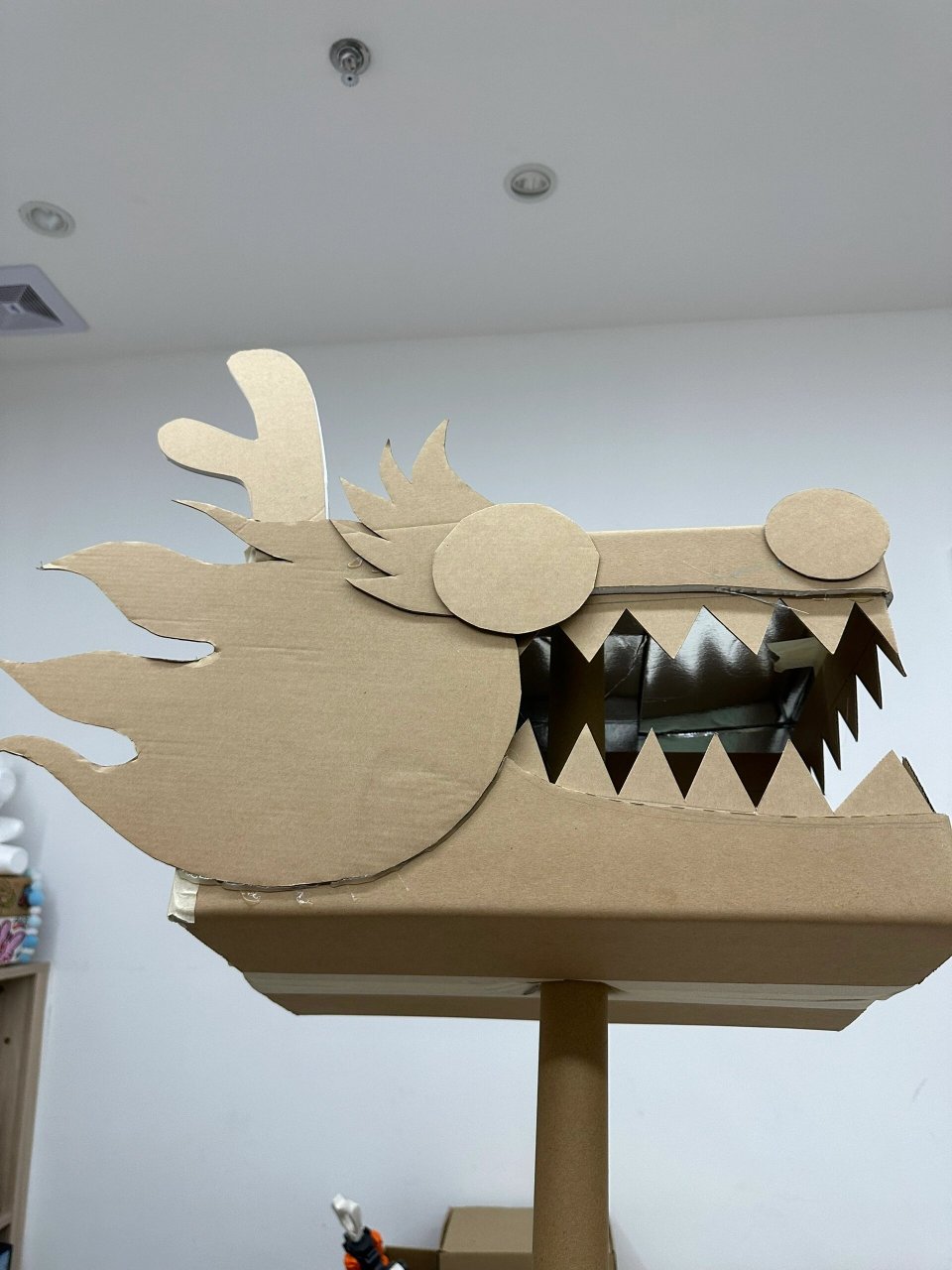 纸箱diy—舞龙龙头 学校运动会,做了一个舞龙龙头.