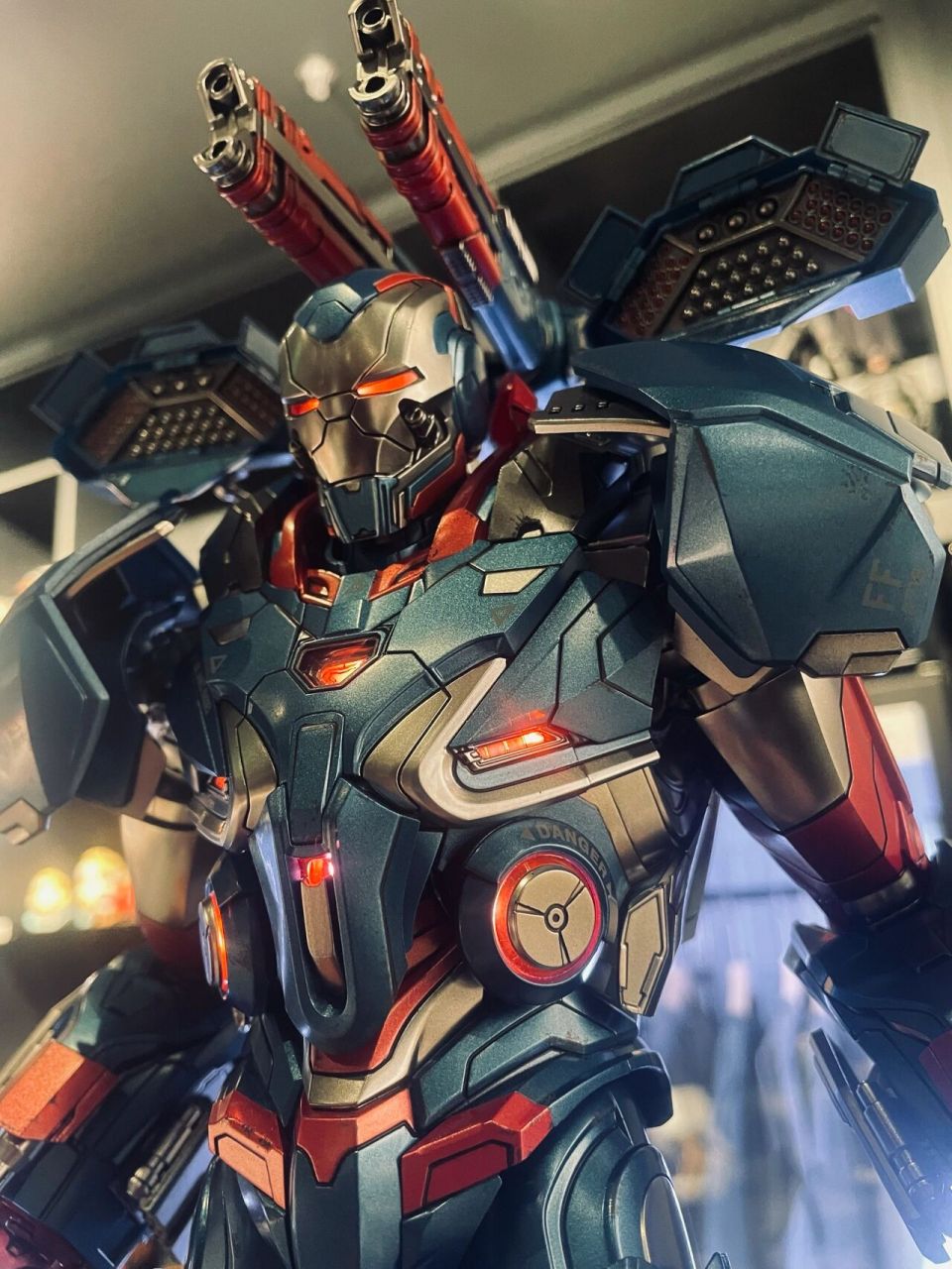 复联4钢铁爱国者:最酷的战争机器装甲 战争机器首次登场在mcu《钢铁侠