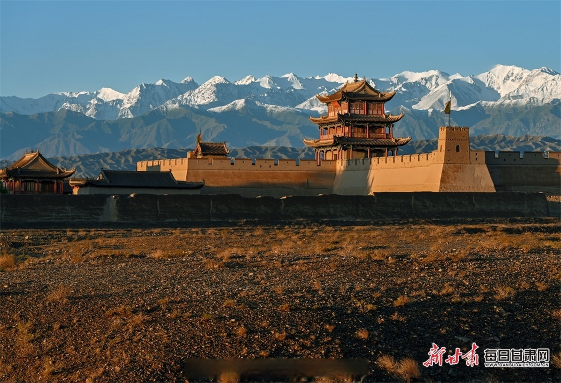 雨后嘉峪关移步皆是画 #嘉峪关文化旅游#  山顶雪色映雄关,城中东湖荡