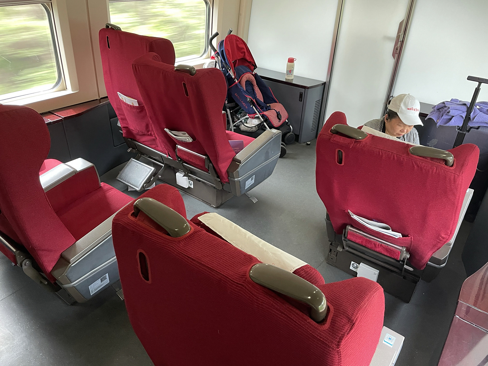 今天带宝宝去广州玩,定了高铁的特等座,本以为会很挤很局促,没想到