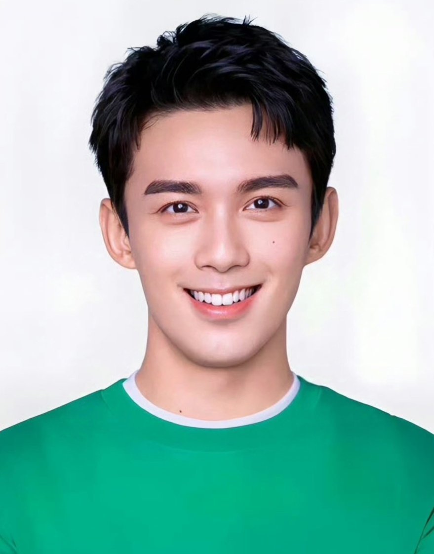 身穿黑西装的吴磊,遇上人见人爱的熊猫,这谁能扛得