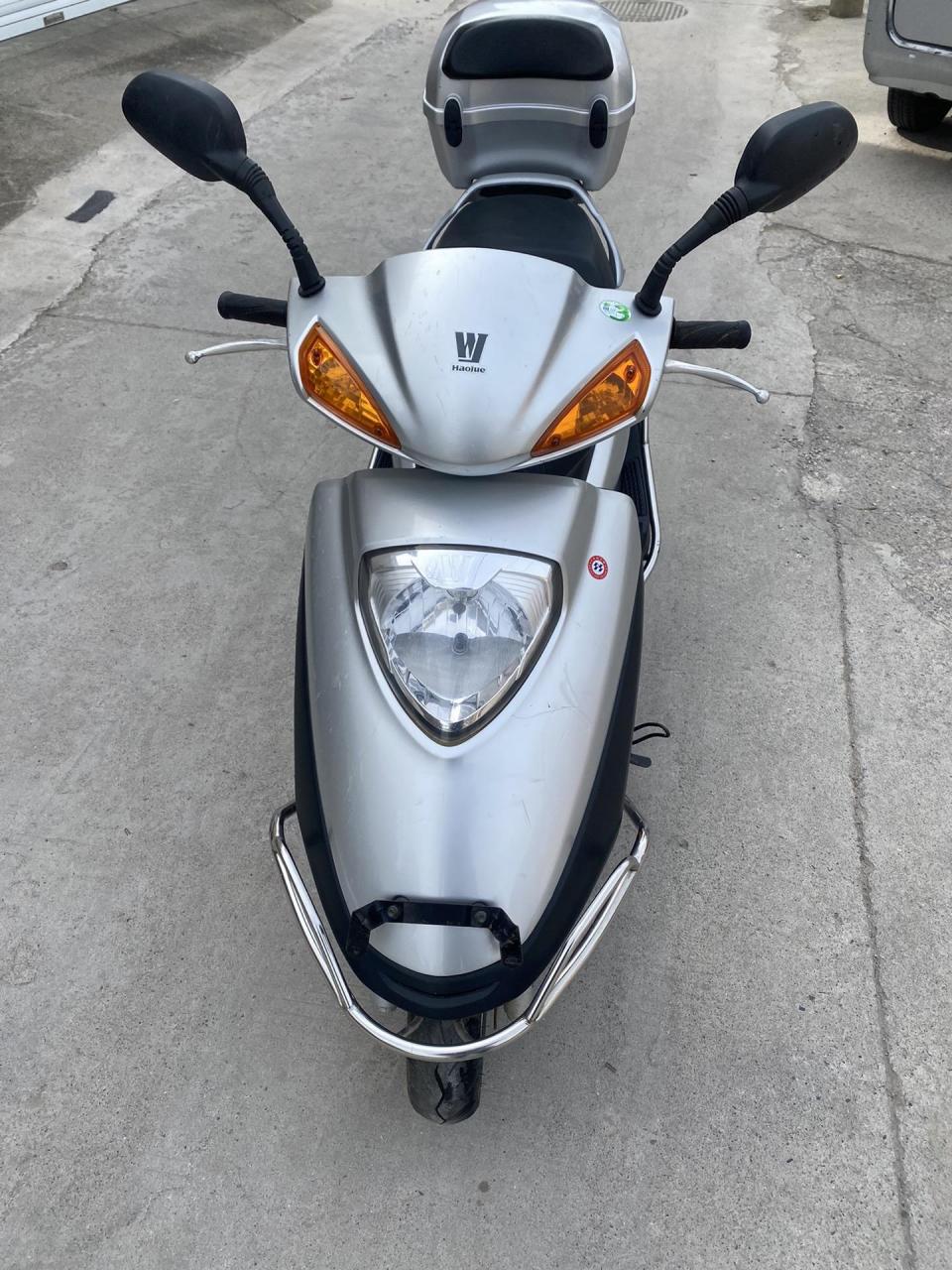 豪爵宇钻125踏板摩托车,一万多公里原车轮胎,发动机声音小蜜蜂,要的来