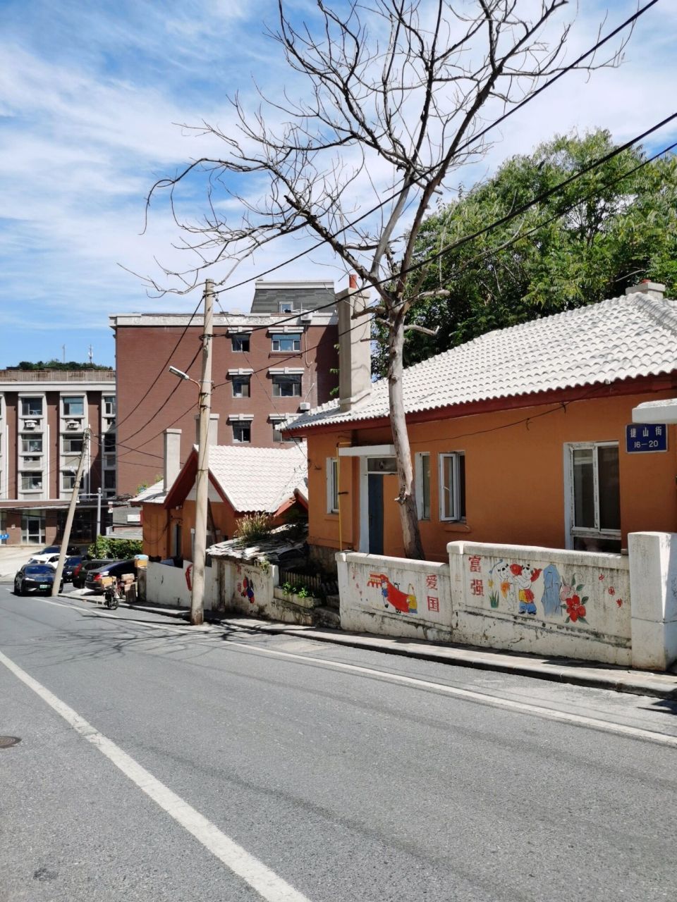 大连青云街网红打卡 隐匿在大连的一个老街里,有一种儿时记忆,树荫下