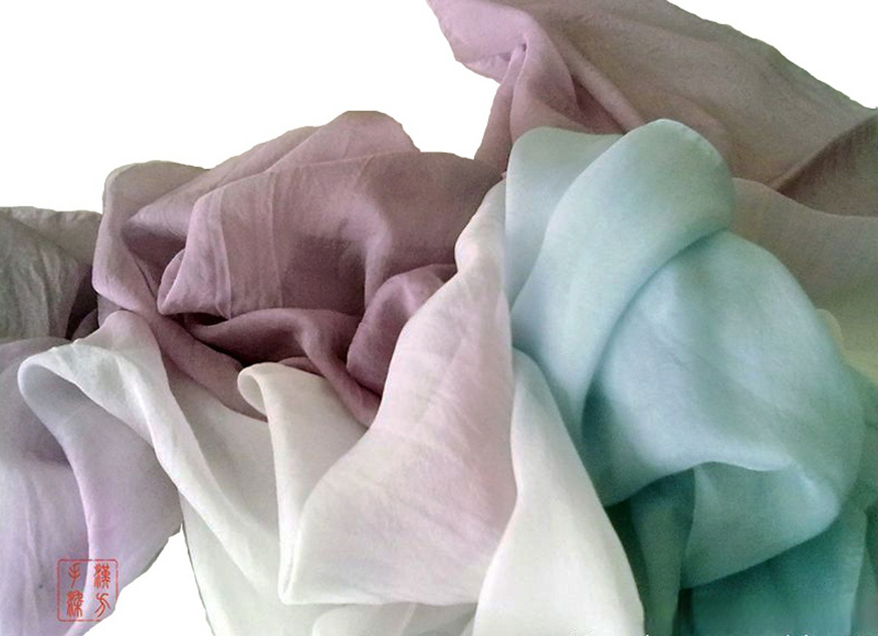 植物染绞缬多色桑蚕丝丝巾欣赏 植物染绞缬多色桑蚕丝丝巾,是一种采用