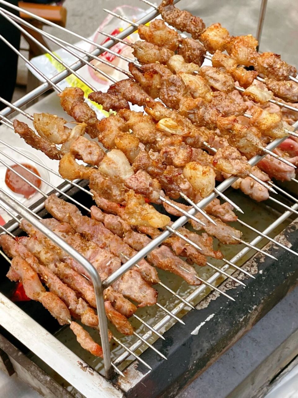 来淄博必吃美食 淄博烧烤96 烤串卷饼太香了 来淄博敲多次 不过还是